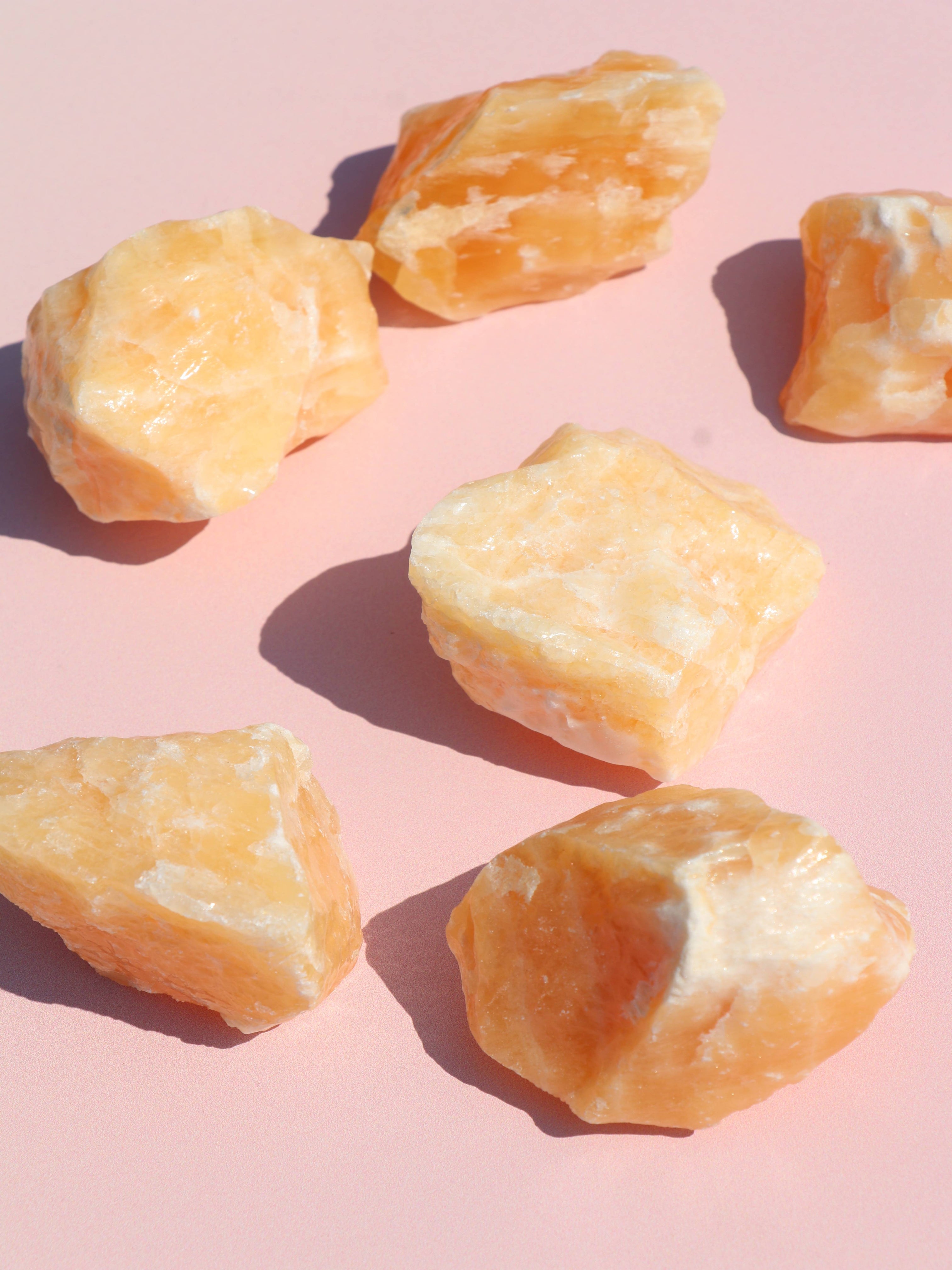 Orange Calcit - Kreativitet, Energi & Emotionel Fornyelse
Orange calcit er en opløftende og energigivende krystal, der forbindes med kreativitet, livsglæde og følelsesmæssig healing. Den stærke orange farve aktiverer især sakralchakraet, hvor den hjælper med at frigøre stagnation og fremme selvudtryk, inspiration og positiv energi.