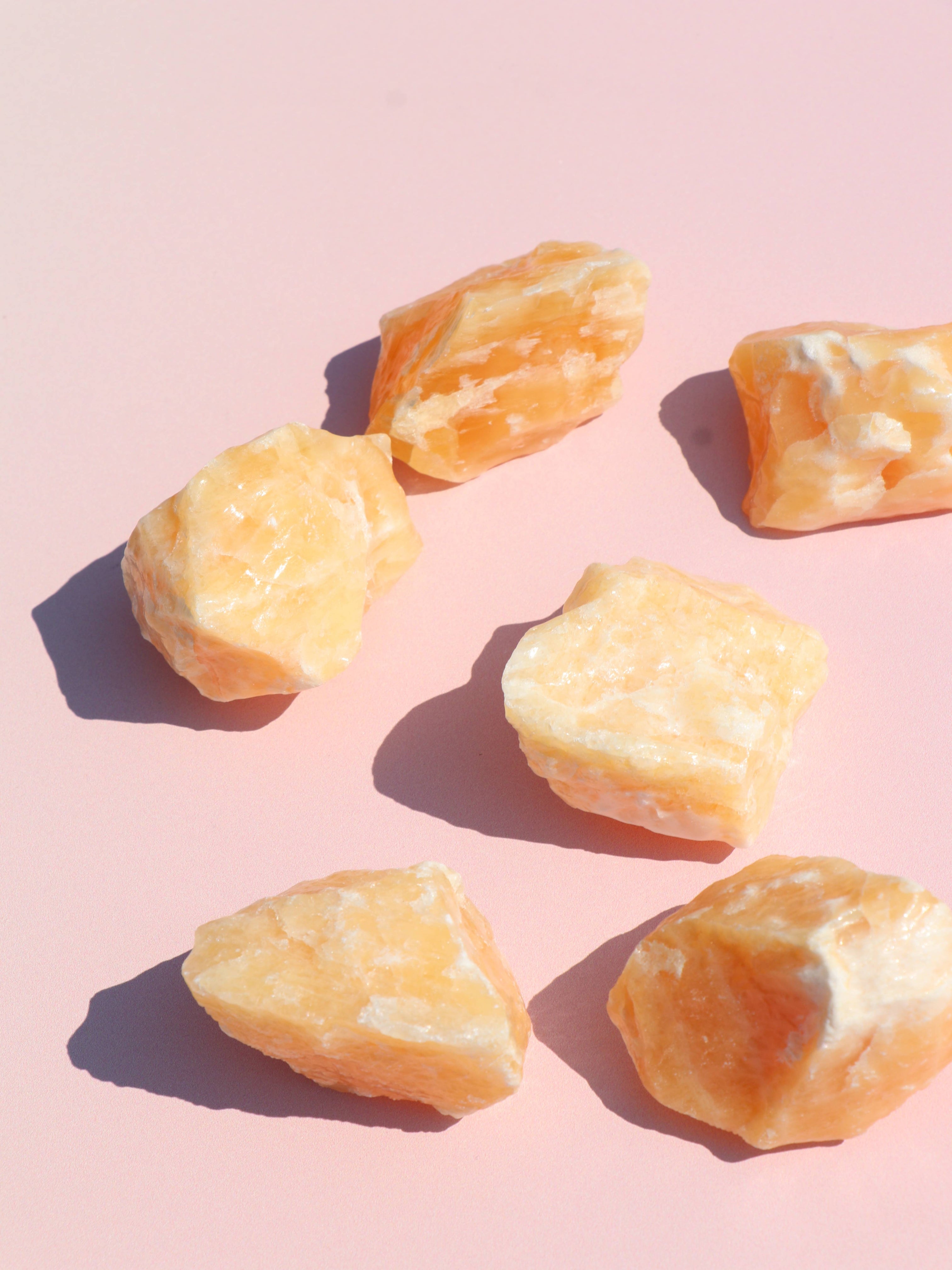 Orange Calcit - Kreativitet, Energi & Emotionel Fornyelse
Orange calcit er en opløftende og energigivende krystal, der forbindes med kreativitet, livsglæde og følelsesmæssig healing. Den stærke orange farve aktiverer især sakralchakraet, hvor den hjælper med at frigøre stagnation og fremme selvudtryk, inspiration og positiv energi.