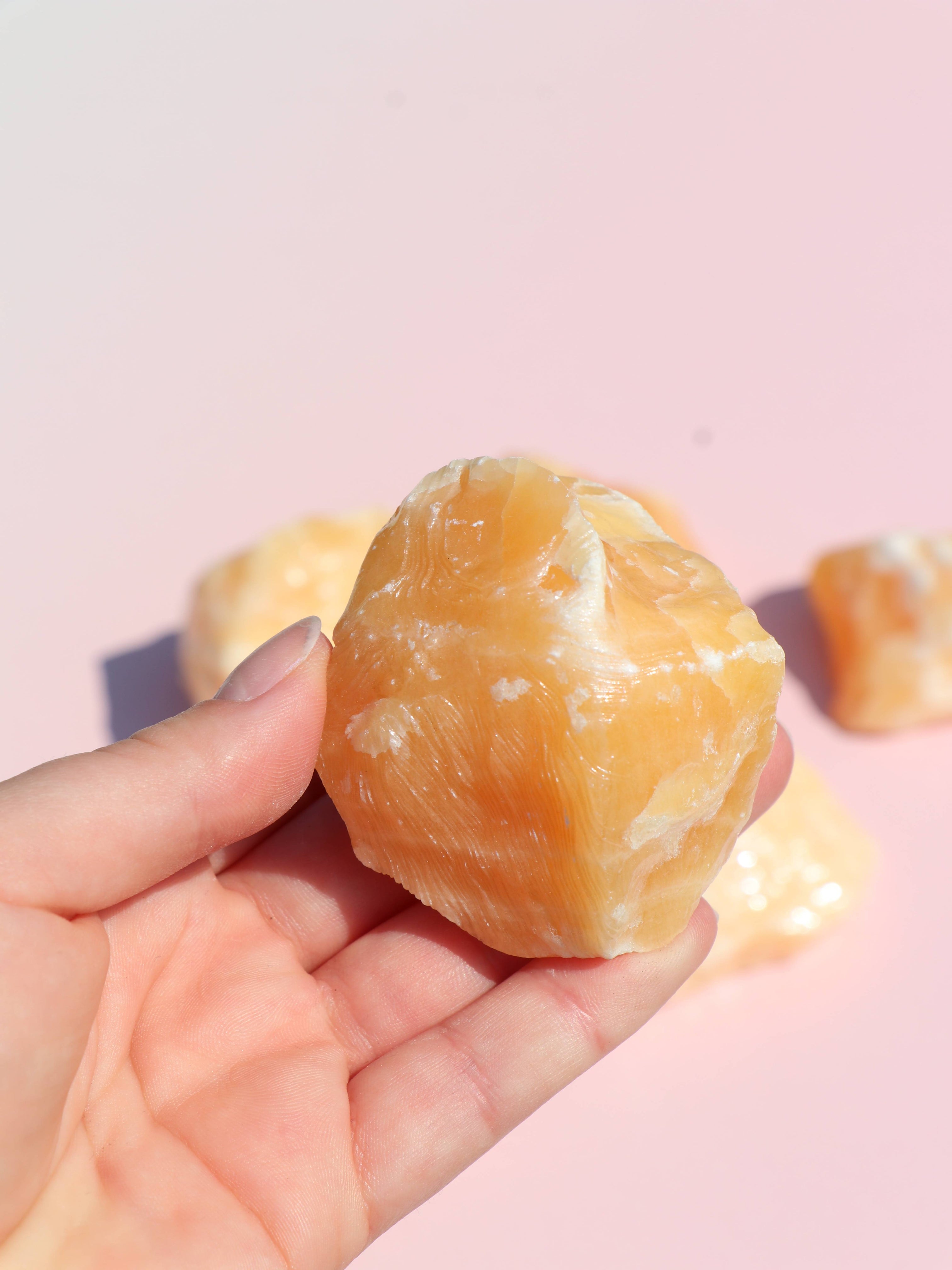 Orange Calcit - Kreativitet, Energi & Emotionel Fornyelse
Orange calcit er en opløftende og energigivende krystal, der forbindes med kreativitet, livsglæde og følelsesmæssig healing. Den stærke orange farve aktiverer især sakralchakraet, hvor den hjælper med at frigøre stagnation og fremme selvudtryk, inspiration og positiv energi.