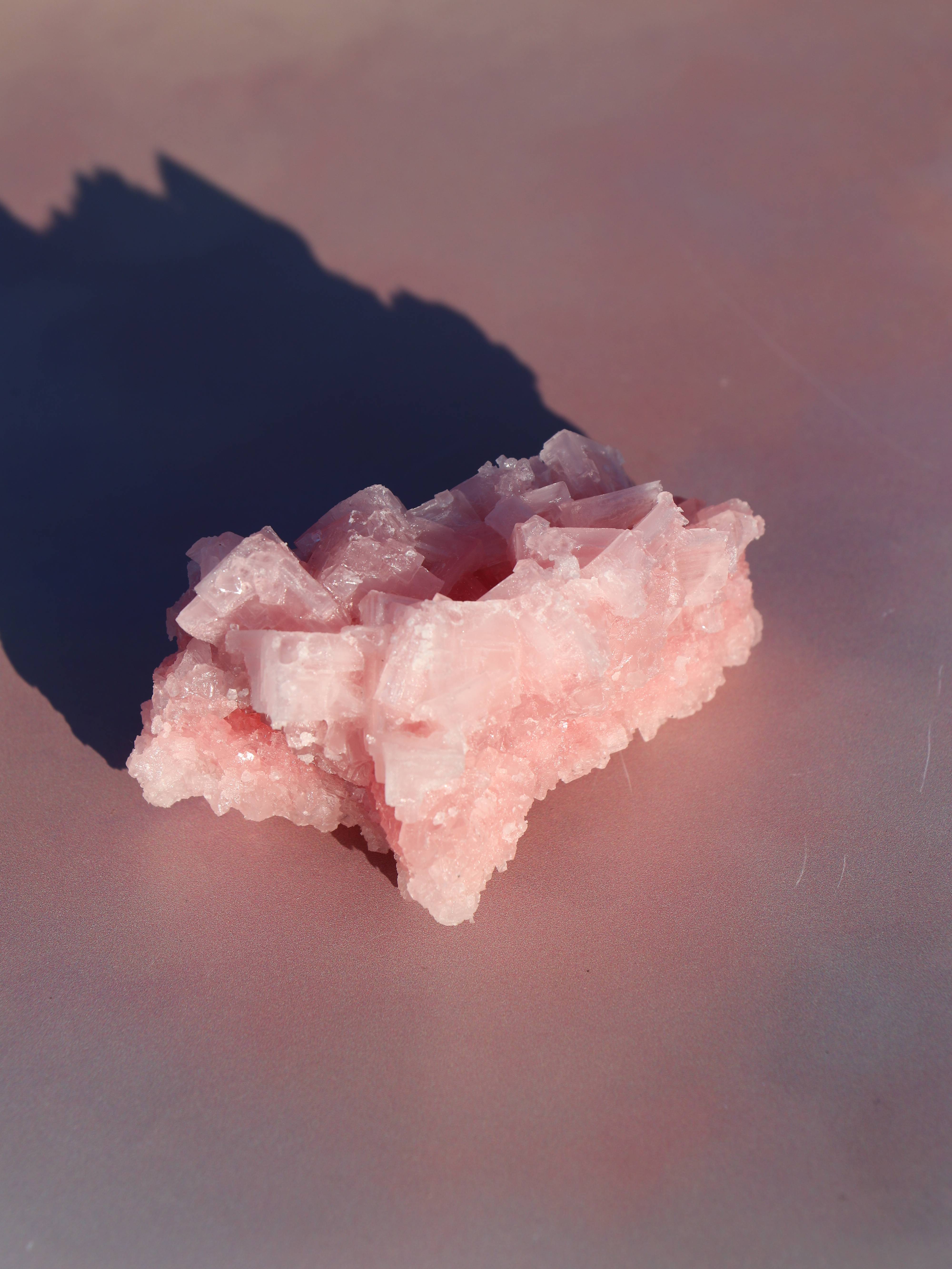 Rå pink halit med en krystallignende struktur og bløde rosa nuancer. En sjælden sten for rensning, selvkærlighed og følelsesmæssig healing