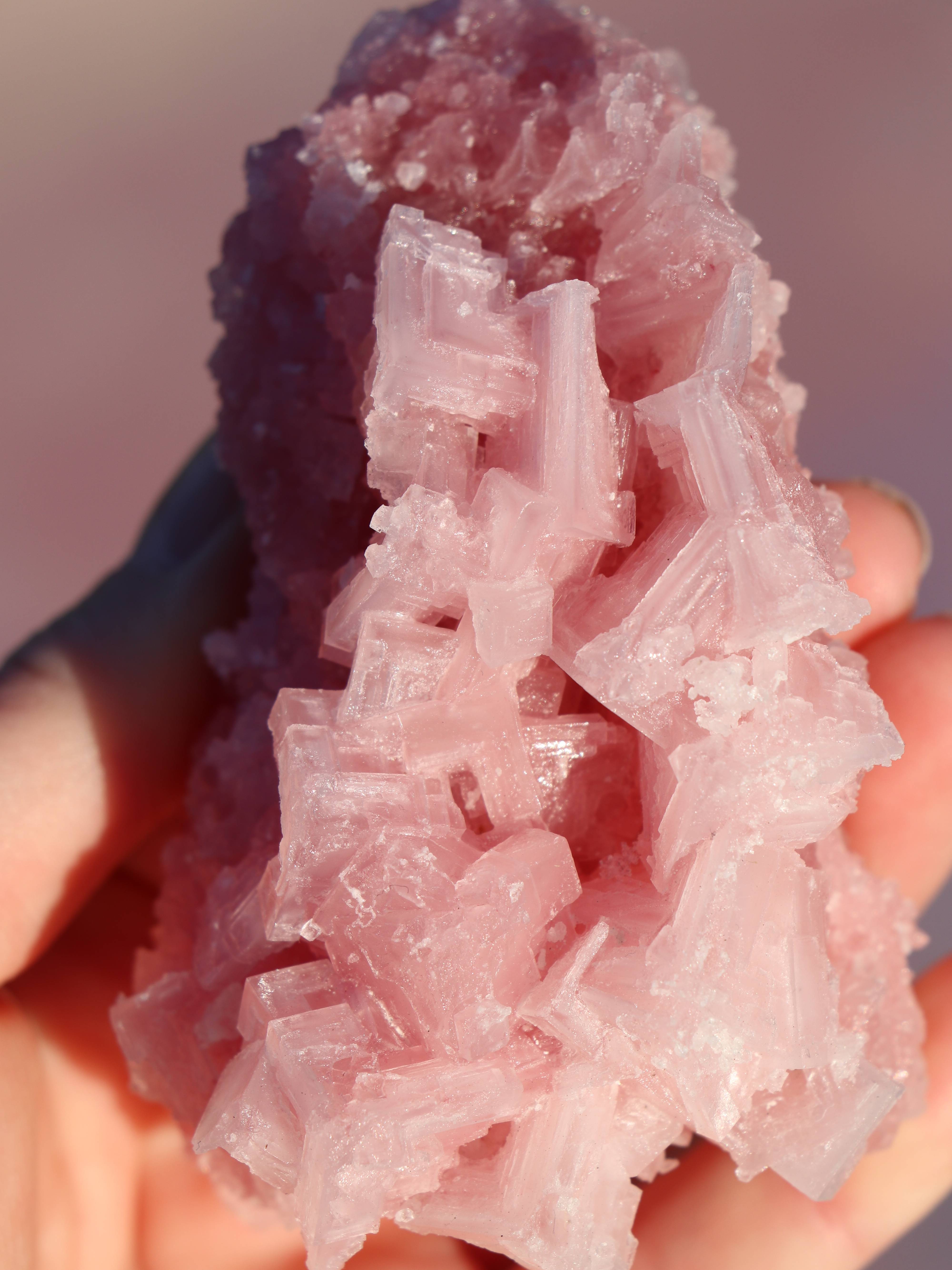 Rå pink halit med en krystallignende struktur og bløde rosa nuancer. En sjælden sten for rensning, selvkærlighed og følelsesmæssig healing