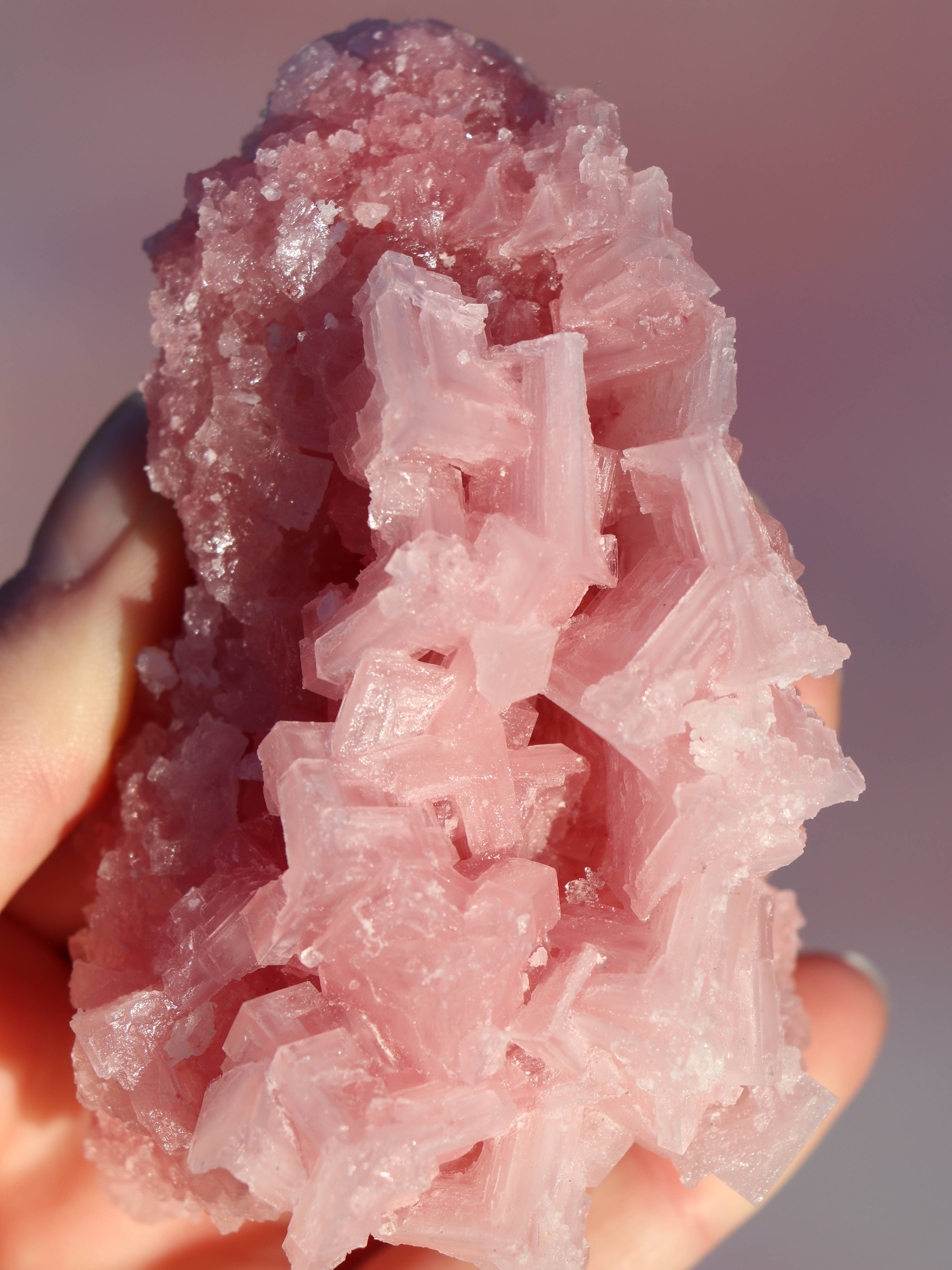 Rå pink halit med en krystallignende struktur og bløde rosa nuancer. En sjælden sten for rensning, selvkærlighed og følelsesmæssig healing