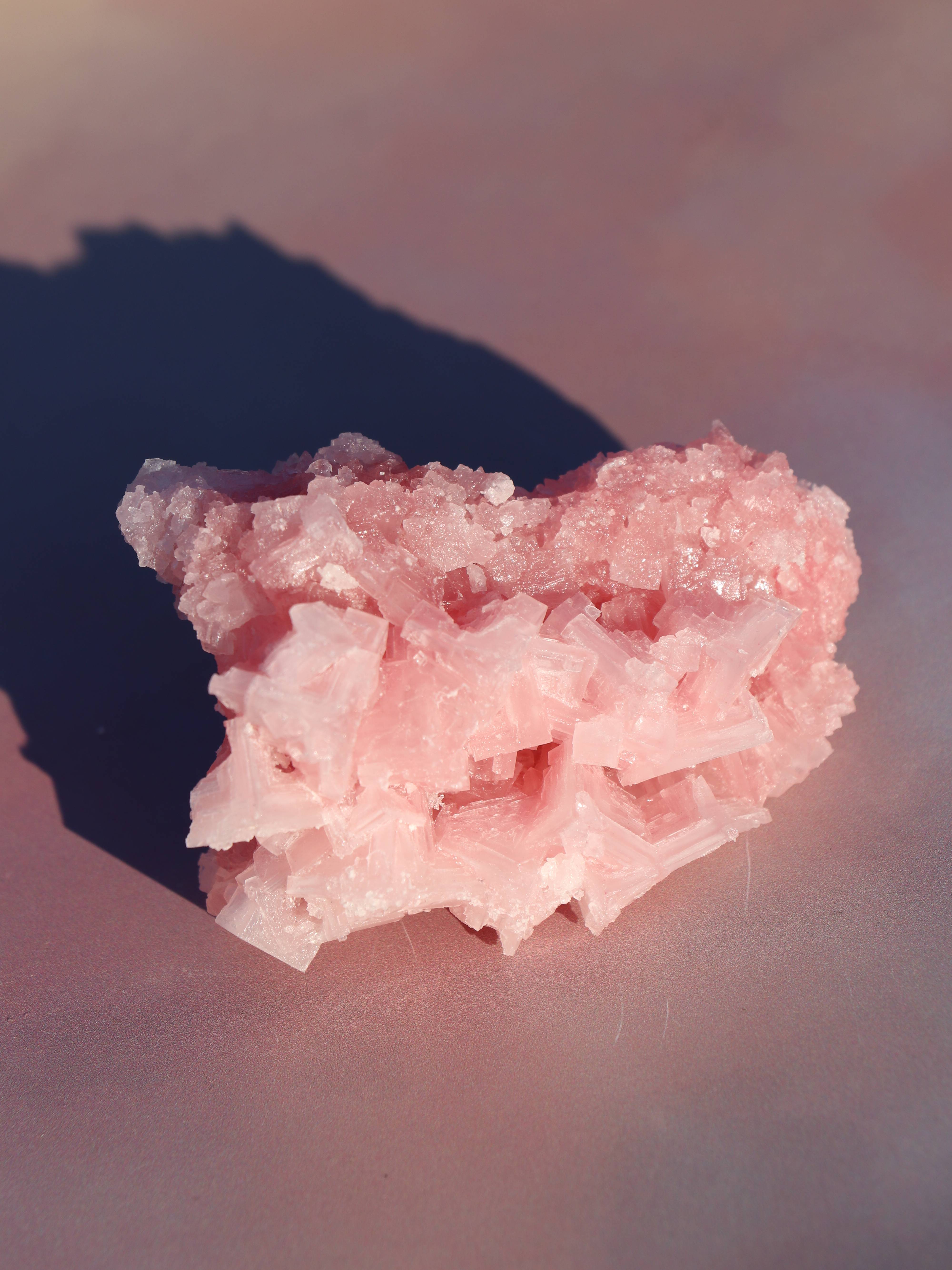 Rå pink halit med en krystallignende struktur og bløde rosa nuancer. En sjælden sten for rensning, selvkærlighed og følelsesmæssig healing