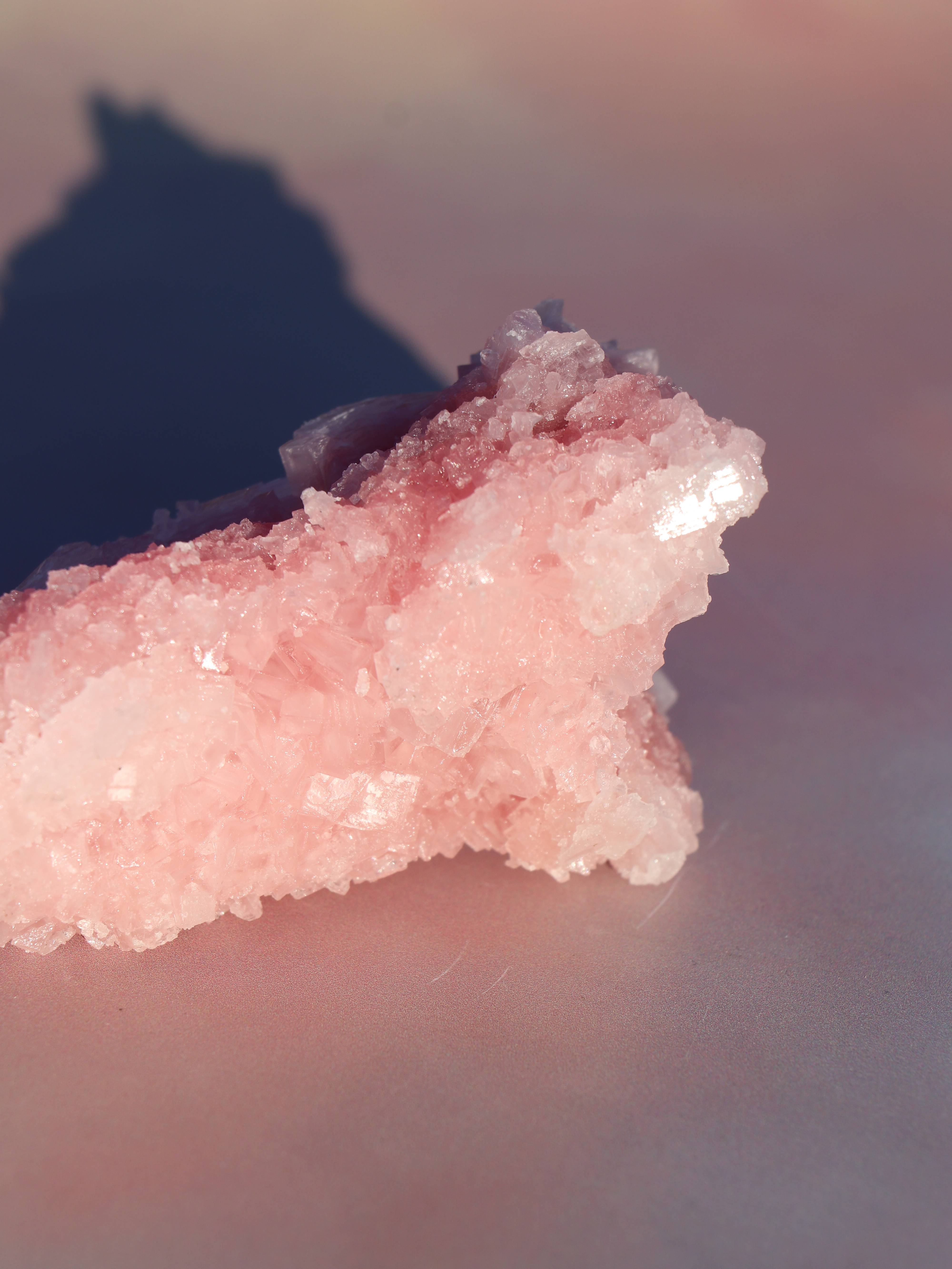 Rå pink halit med en krystallignende struktur og bløde rosa nuancer. En sjælden sten for rensning, selvkærlighed og følelsesmæssig healing