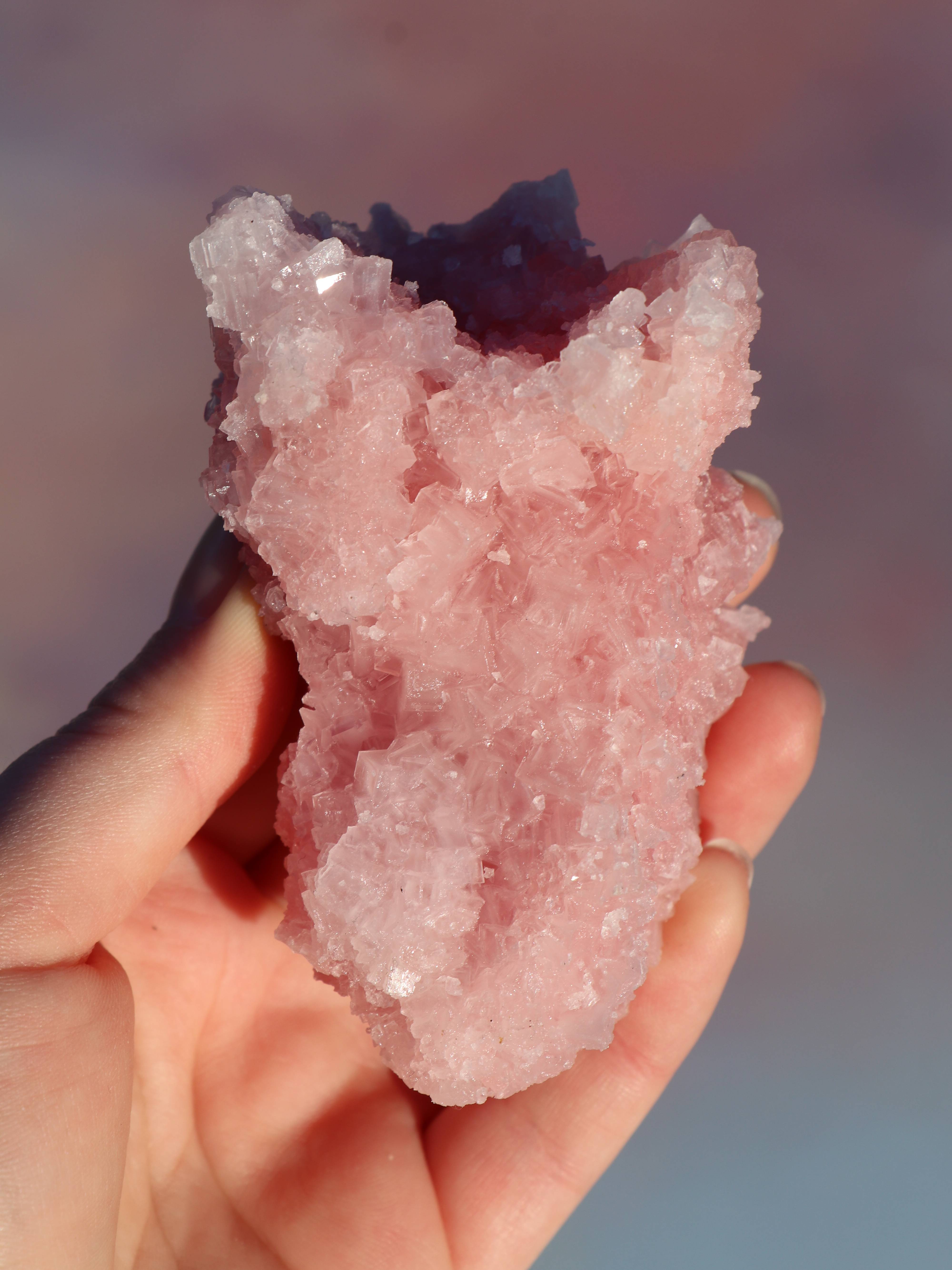 Rå pink halit med en krystallignende struktur og bløde rosa nuancer. En sjælden sten for rensning, selvkærlighed og følelsesmæssig healing
