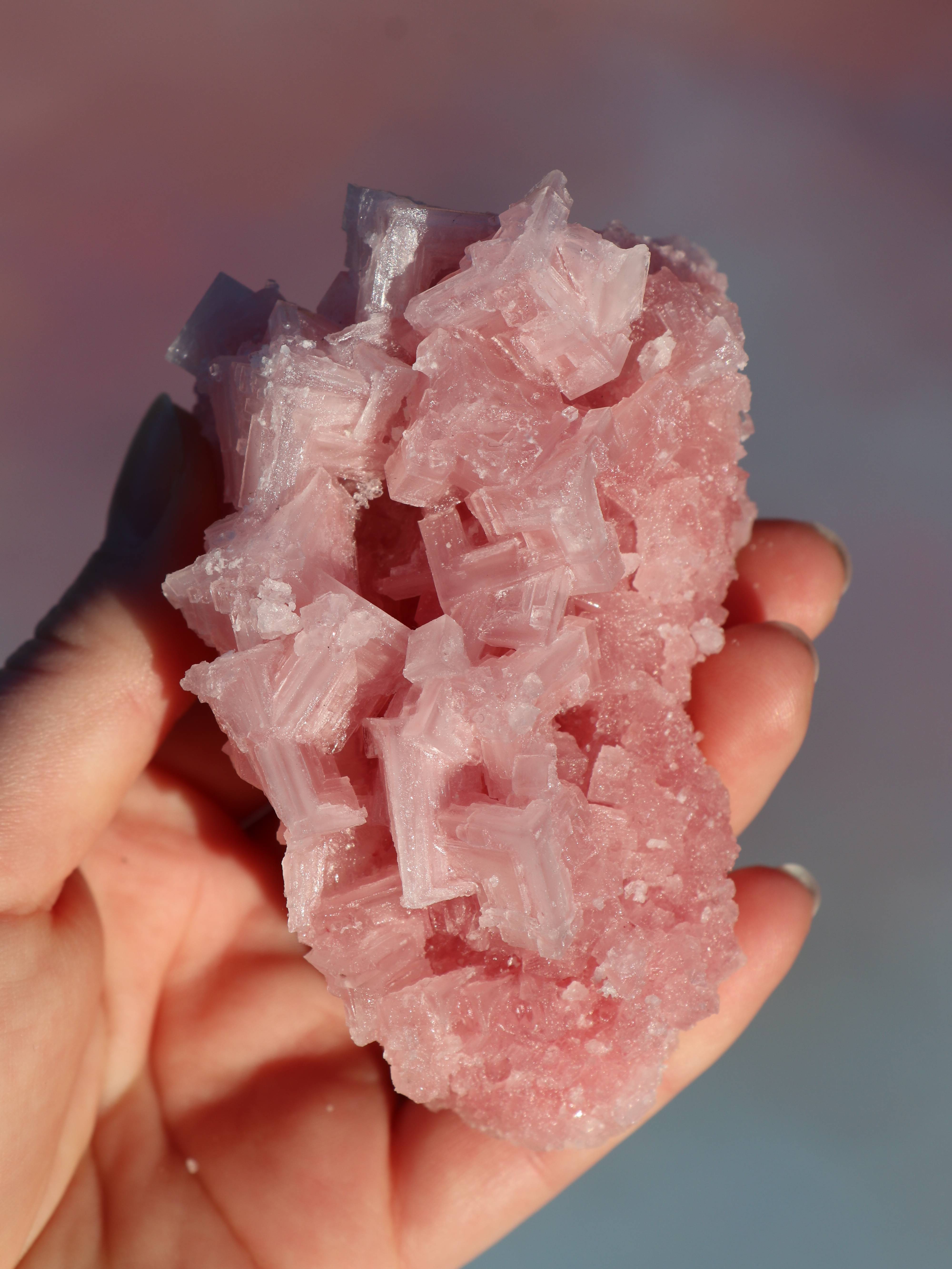 Rå pink halit med en krystallignende struktur og bløde rosa nuancer. En sjælden sten for rensning, selvkærlighed og følelsesmæssig healing