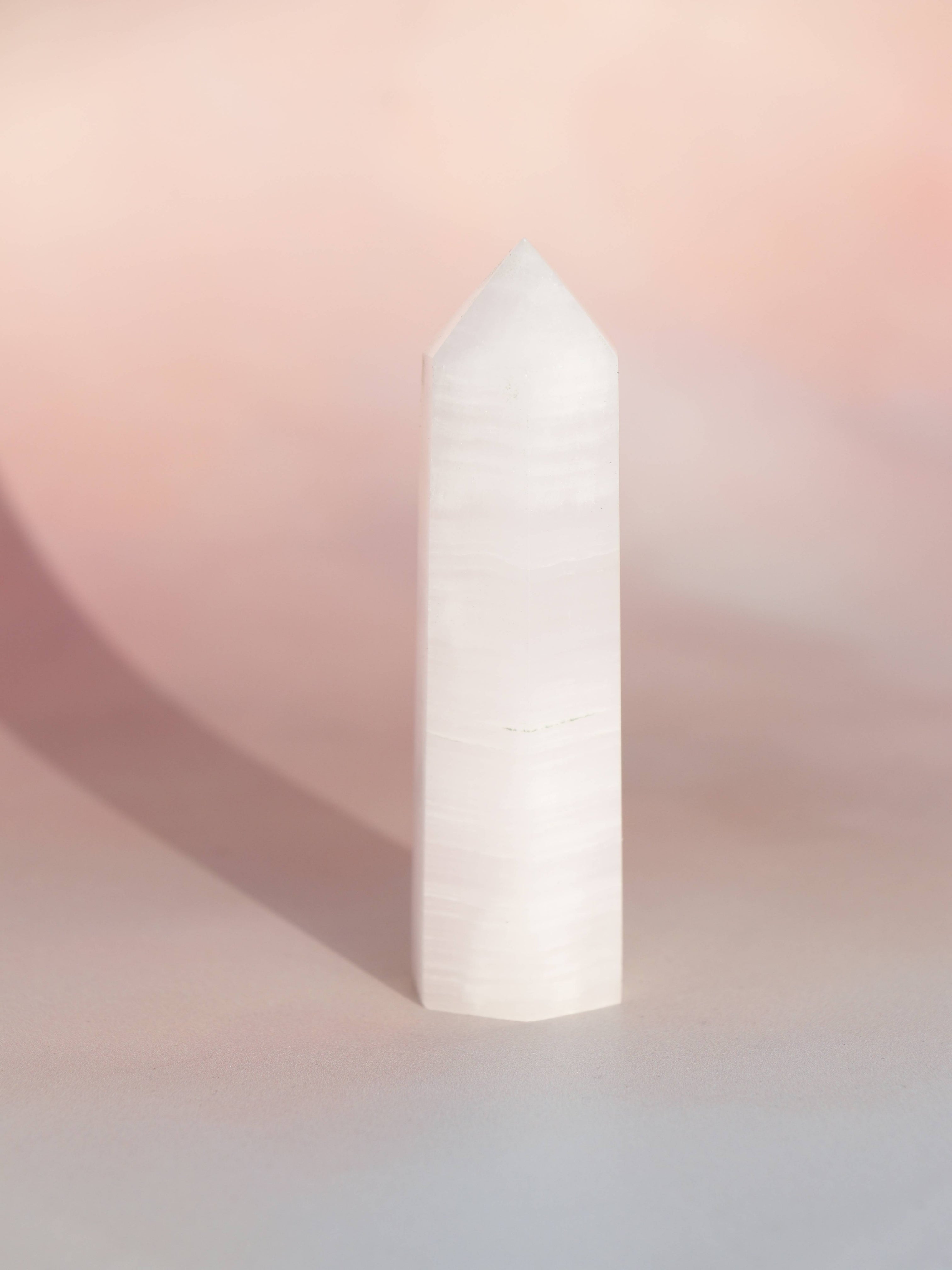 Pink Calcit – en blid og healende krystal, der åbner hjertechakraet og fremmer selvkærlighed, empati og følelsesmæssig balance. Perfekt til at forløse gamle sår, reducere stress og skabe indre ro. En ideel sten til dem, der søger harmoni og spirituel vækst.