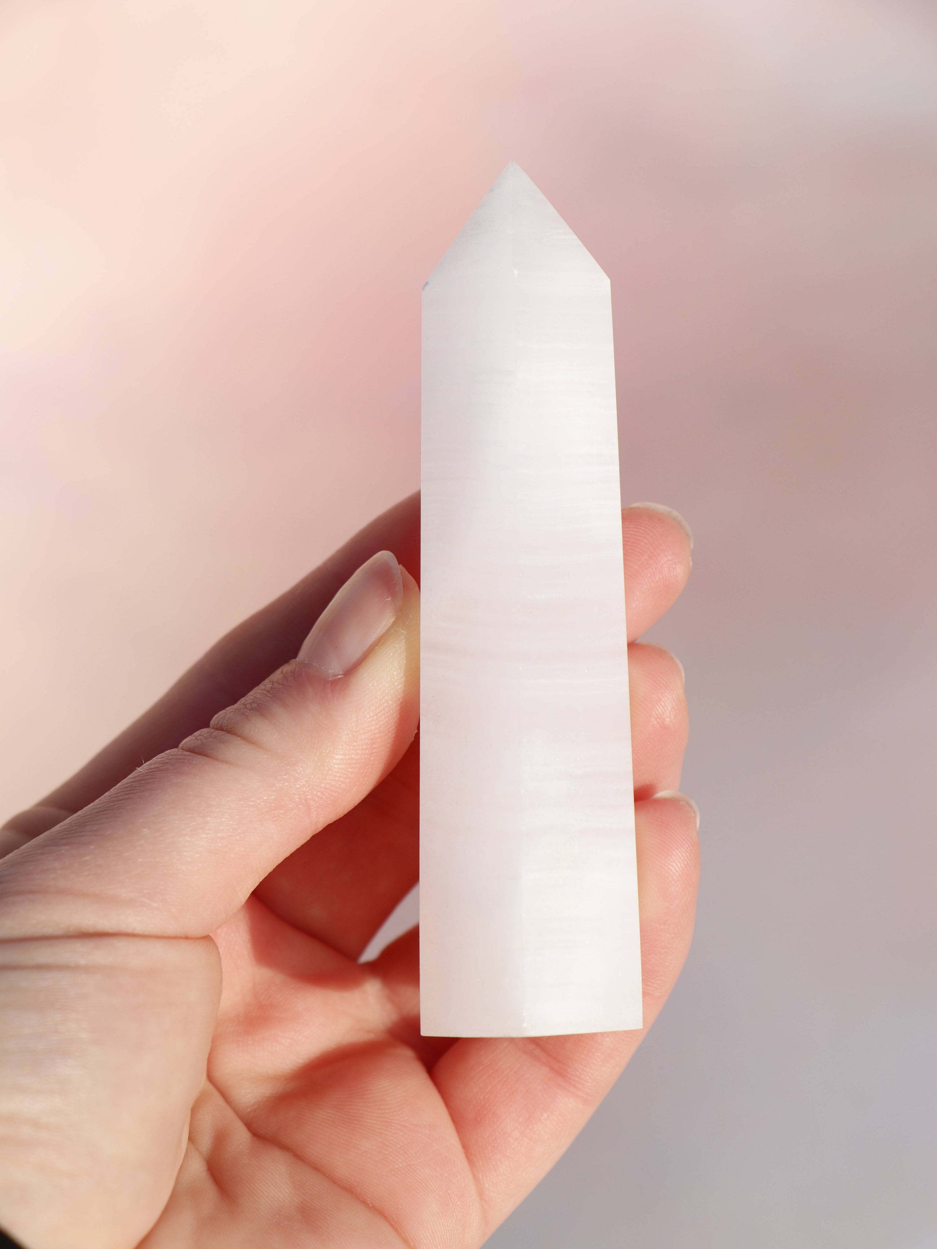 xPink Calcit – en blid og healende krystal, der åbner hjertechakraet og fremmer selvkærlighed, empati og følelsesmæssig balance. Perfekt til at forløse gamle sår, reducere stress og skabe indre ro. En ideel sten til dem, der søger harmoni og spirituel vækst.