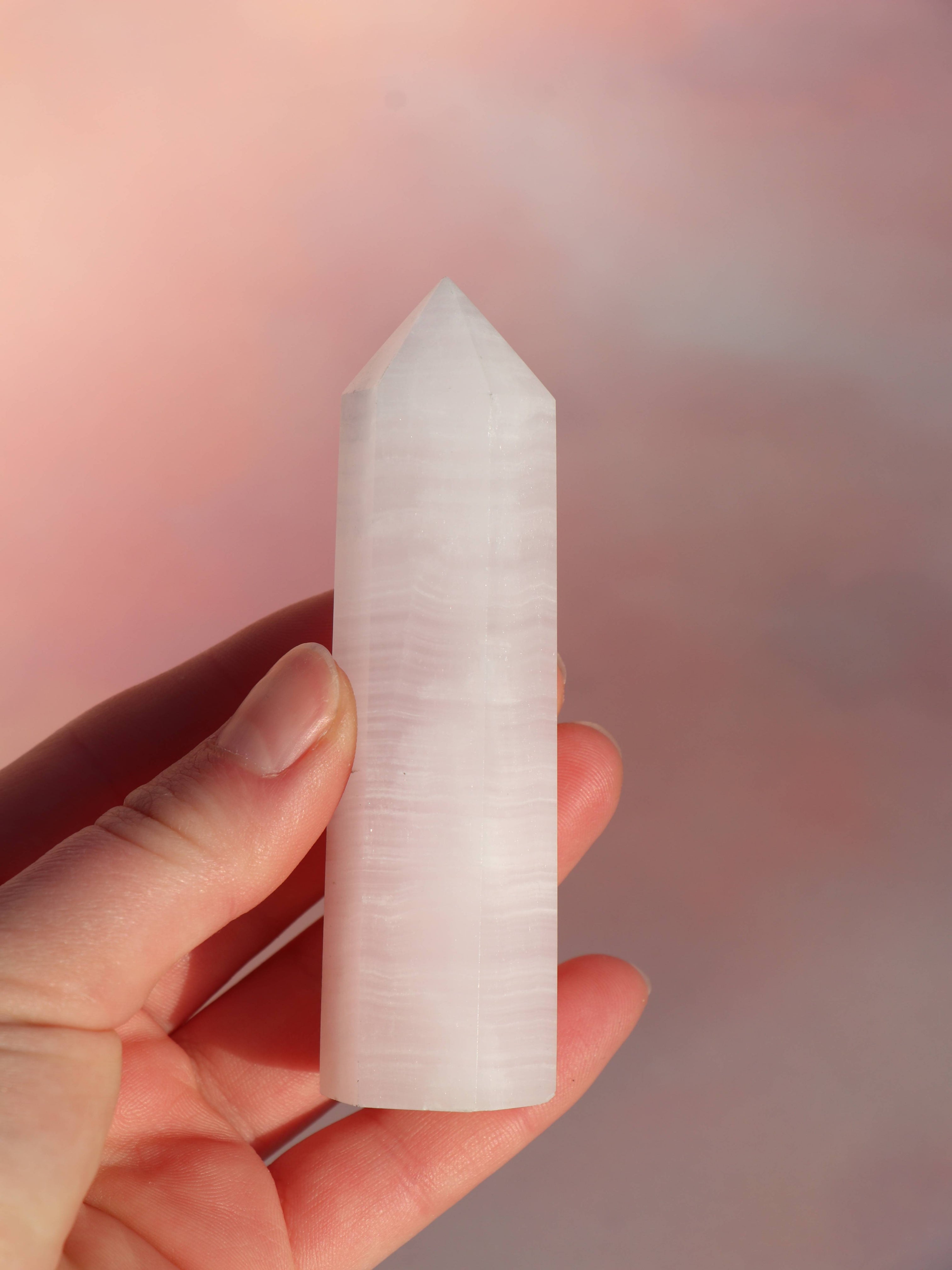 Pink Calcit – en blid og healende krystal, der åbner hjertechakraet og fremmer selvkærlighed, empati og følelsesmæssig balance. Perfekt til at forløse gamle sår, reducere stress og skabe indre ro. En ideel sten til dem, der søger harmoni og spirituel vækst.