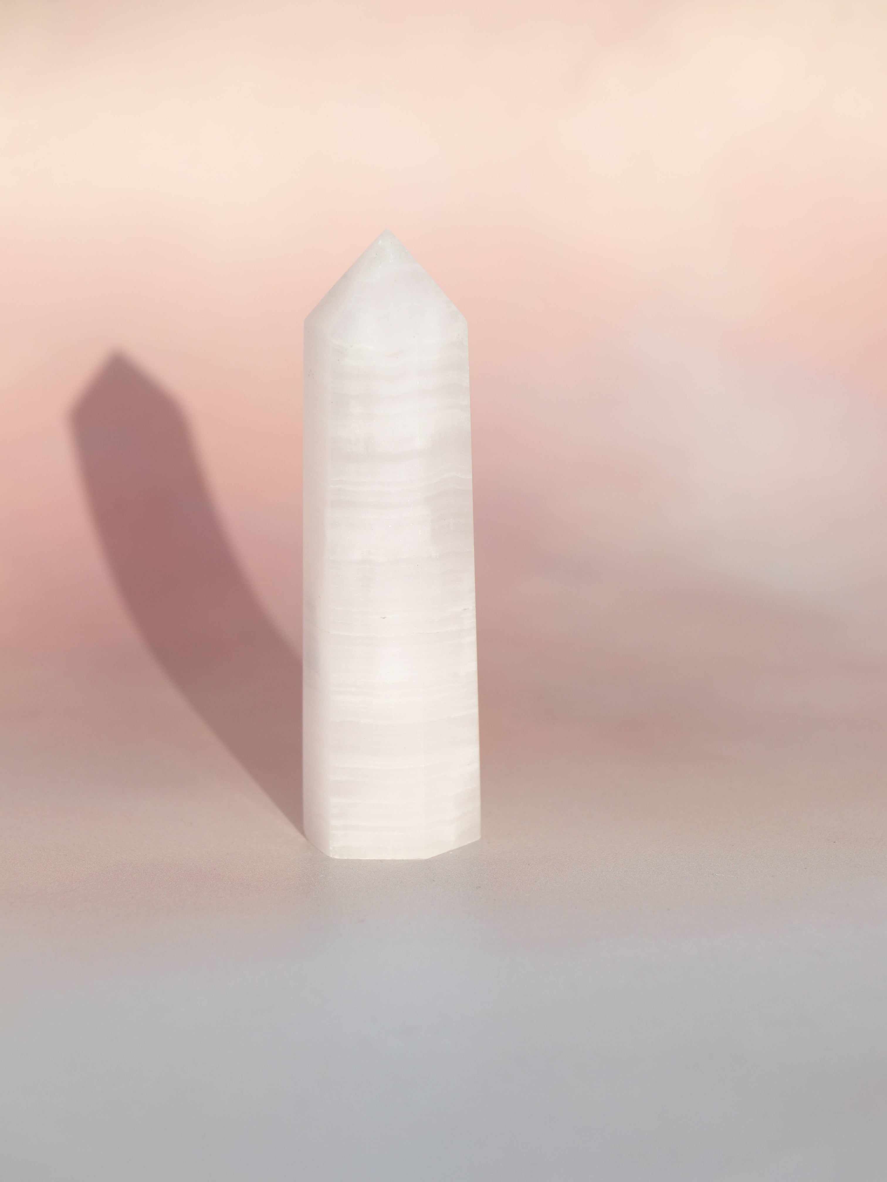 Pink Calcit – en blid og healende krystal, der åbner hjertechakraet og fremmer selvkærlighed, empati og følelsesmæssig balance. Perfekt til at forløse gamle sår, reducere stress og skabe indre ro. En ideel sten til dem, der søger harmoni og spirituel vækst.