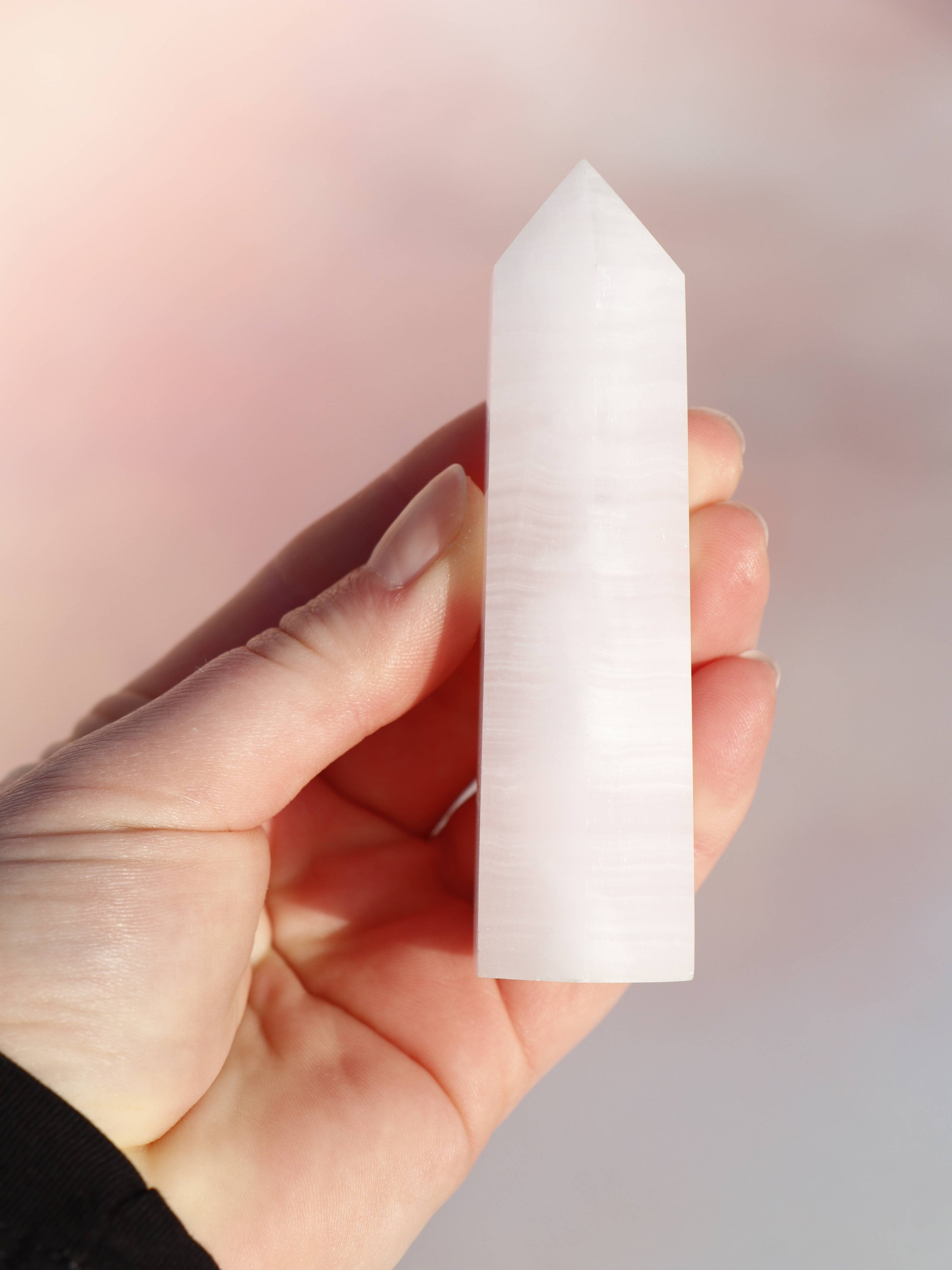 Pink Calcit – en blid og healende krystal, der åbner hjertechakraet og fremmer selvkærlighed, empati og følelsesmæssig balance. Perfekt til at forløse gamle sår, reducere stress og skabe indre ro. En ideel sten til dem, der søger harmoni og spirituel vækst.