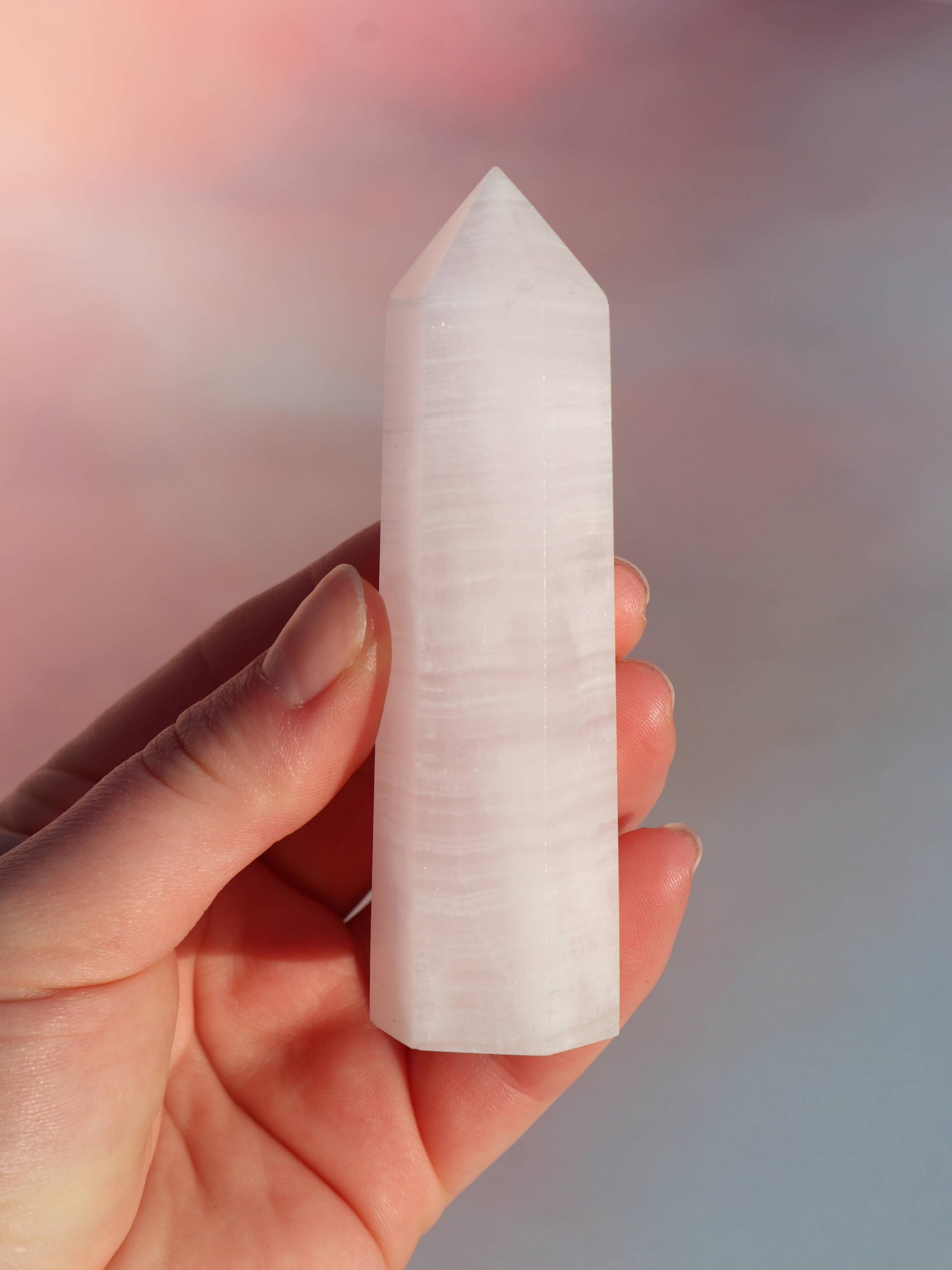 Pink Calcit – en blid og healende krystal, der åbner hjertechakraet og fremmer selvkærlighed, empati og følelsesmæssig balance. Perfekt til at forløse gamle sår, reducere stress og skabe indre ro. En ideel sten til dem, der søger harmoni og spirituel vækst.