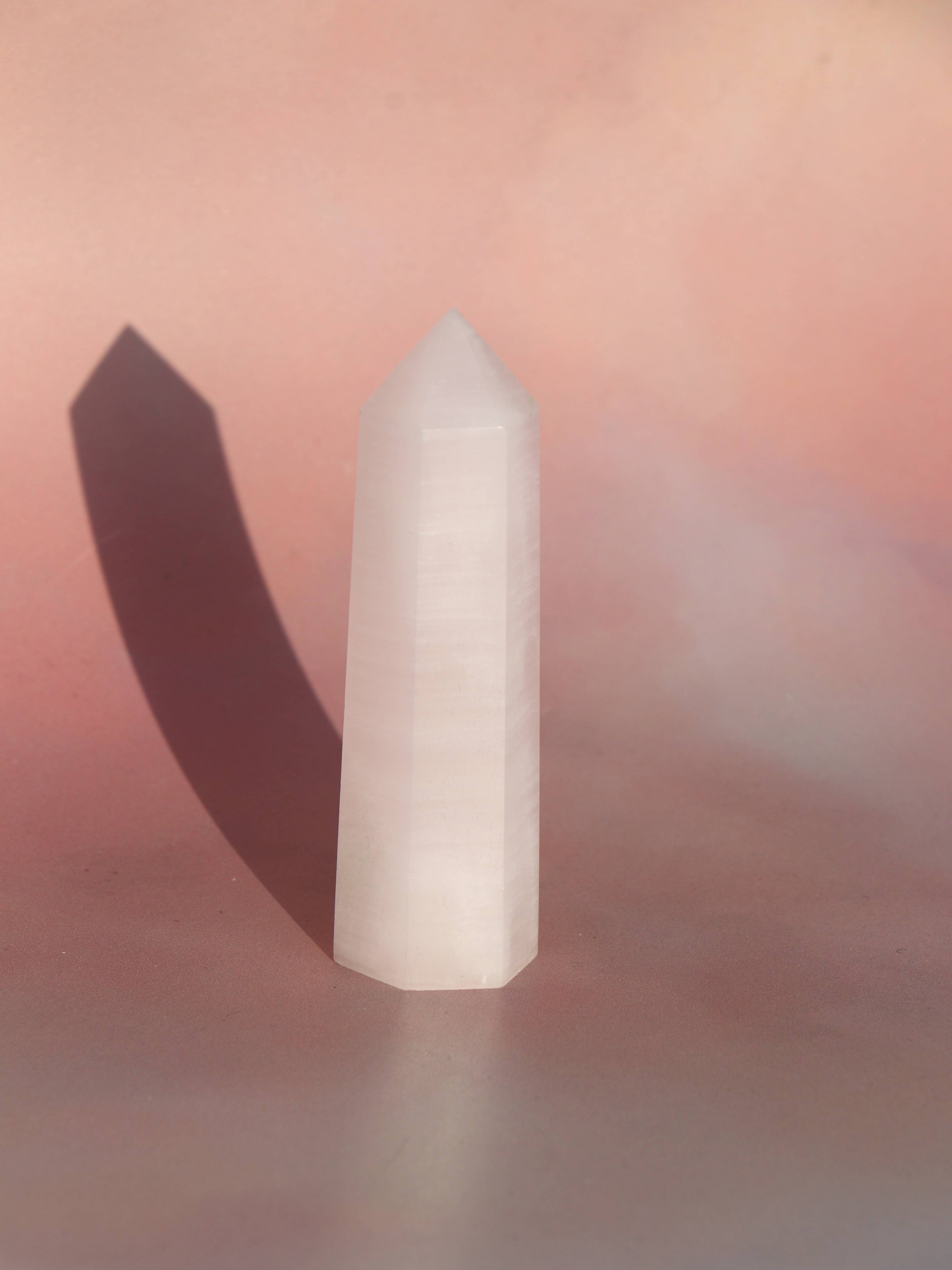 Pink Calcit – en blid og healende krystal, der åbner hjertechakraet og fremmer selvkærlighed, empati og følelsesmæssig balance. Perfekt til at forløse gamle sår, reducere stress og skabe indre ro. En ideel sten til dem, der søger harmoni og spirituel vækst.