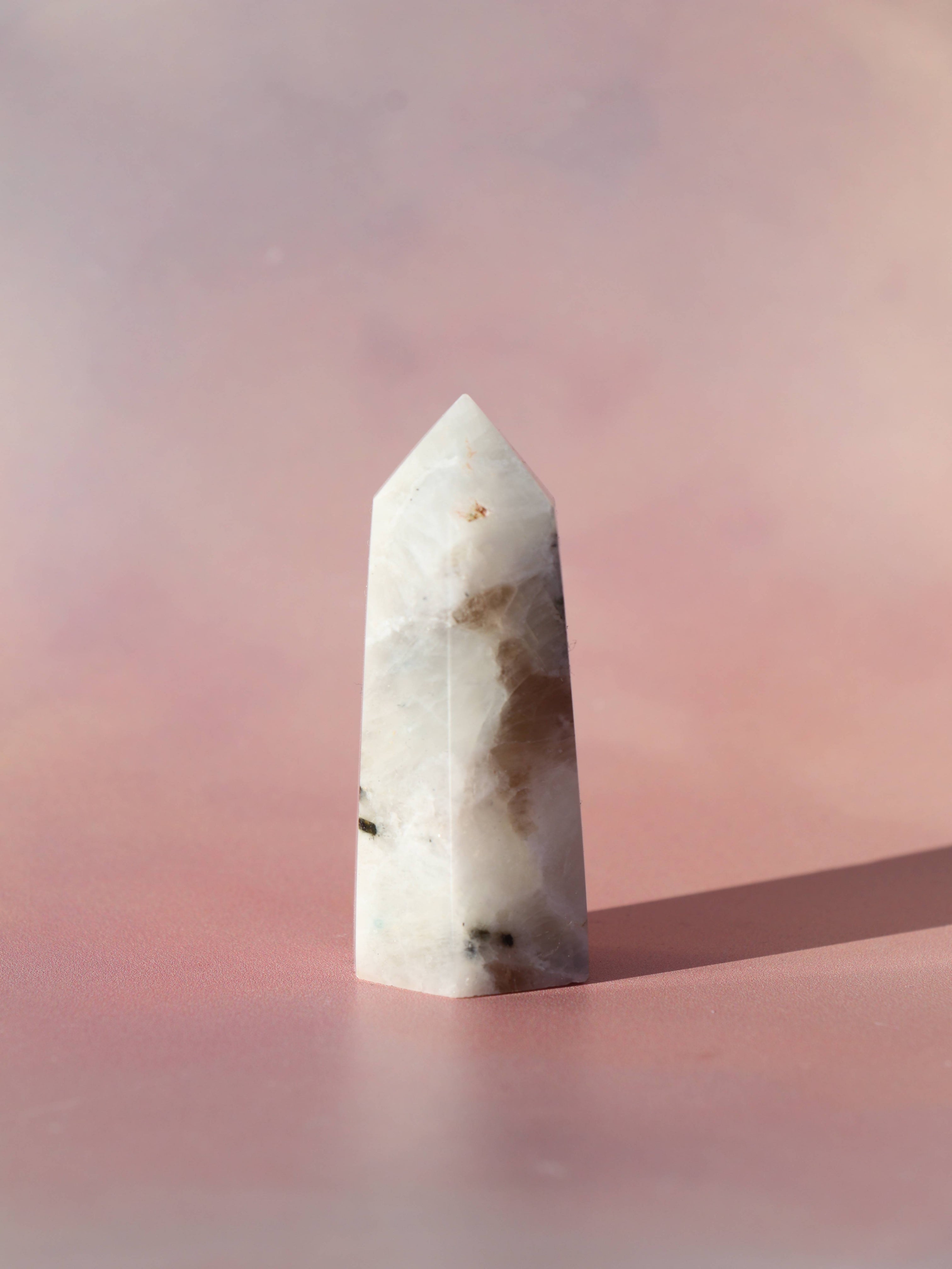 Regnbue Månesten – en magisk krystal for intuition, balance og feminin energi. Kendt for sine skiftende farver og beroligende vibrationer, styrker den din indre visdom og beskytter mod negativ energi. Perfekt til spirituel vækst og følelsesmæssig harmoni.