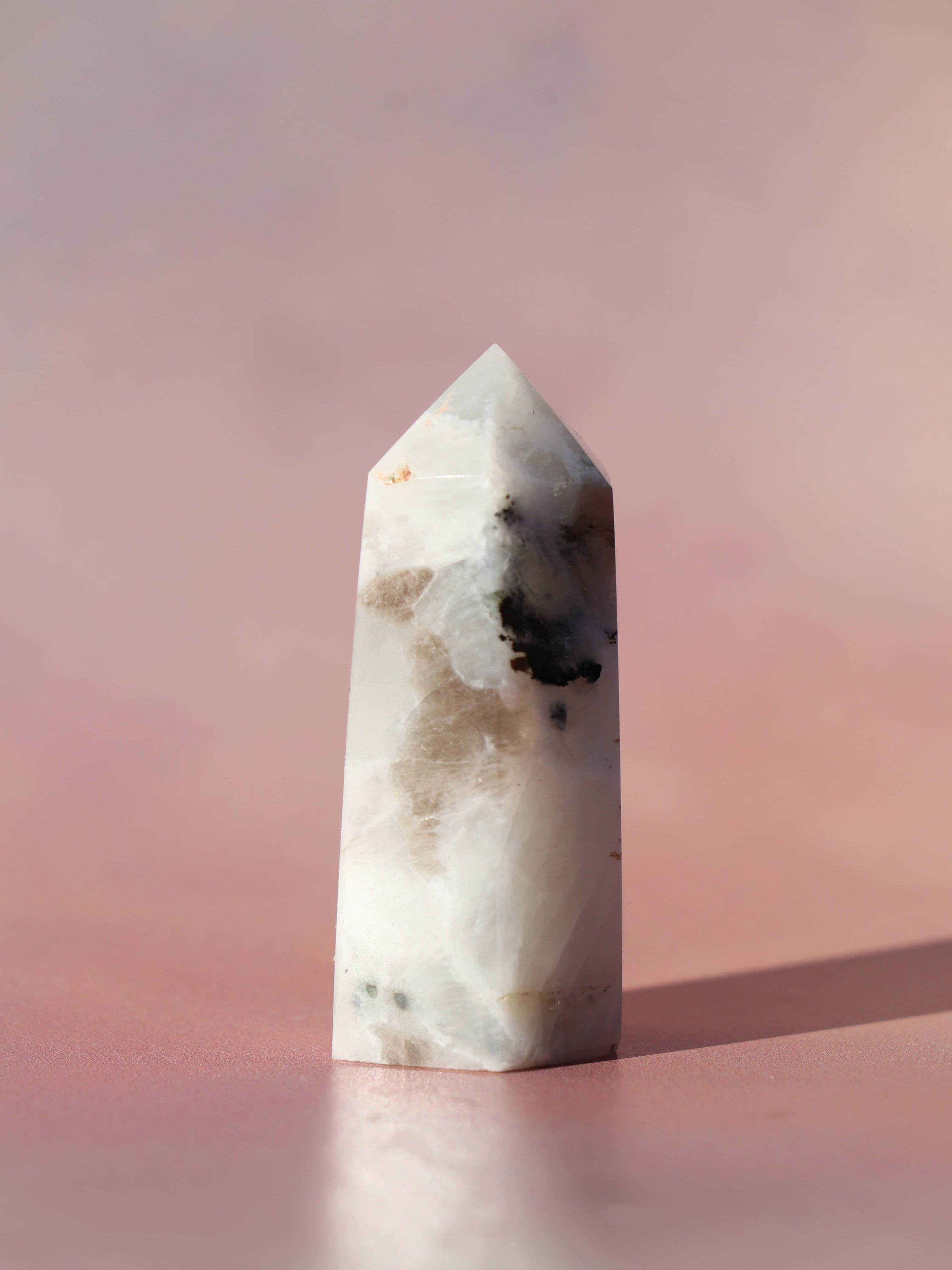 Regnbue Månesten – en magisk krystal for intuition, balance og feminin energi. Kendt for sine skiftende farver og beroligende vibrationer, styrker den din indre visdom og beskytter mod negativ energi. Perfekt til spirituel vækst og følelsesmæssig harmoni.