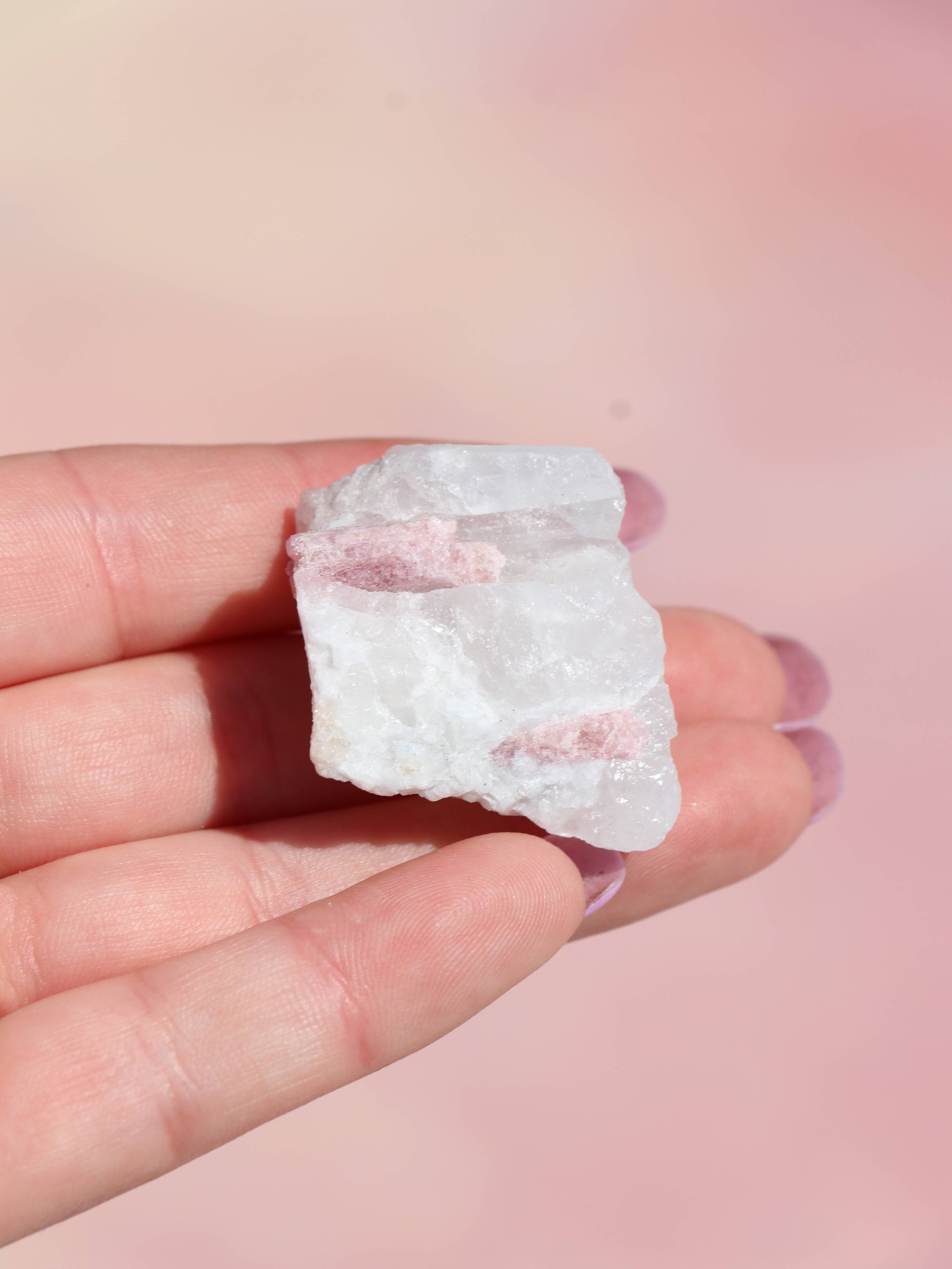 Rubelit - Kærlighed, Energi & Emotionel Healing
Rubelit, den smukke pink til rød variant af turmalin, er kendt for sin kraftfulde forbindelse til hjertchakraet og sin evne til at fremme kærlighed, indre styrke og følelsesmæssig heling. Denne krystal udstråler en blid, men stærk energi, der hjælper dig med at åbne op for kærlighed, både til dig selv og andre.
Egenskaber ved rubelit: Aktiverer og balancerer hjertchakraet. Understøtter selvkærlighed og følelsesmæssig balance. Hjælper ved stress, sorg og følel