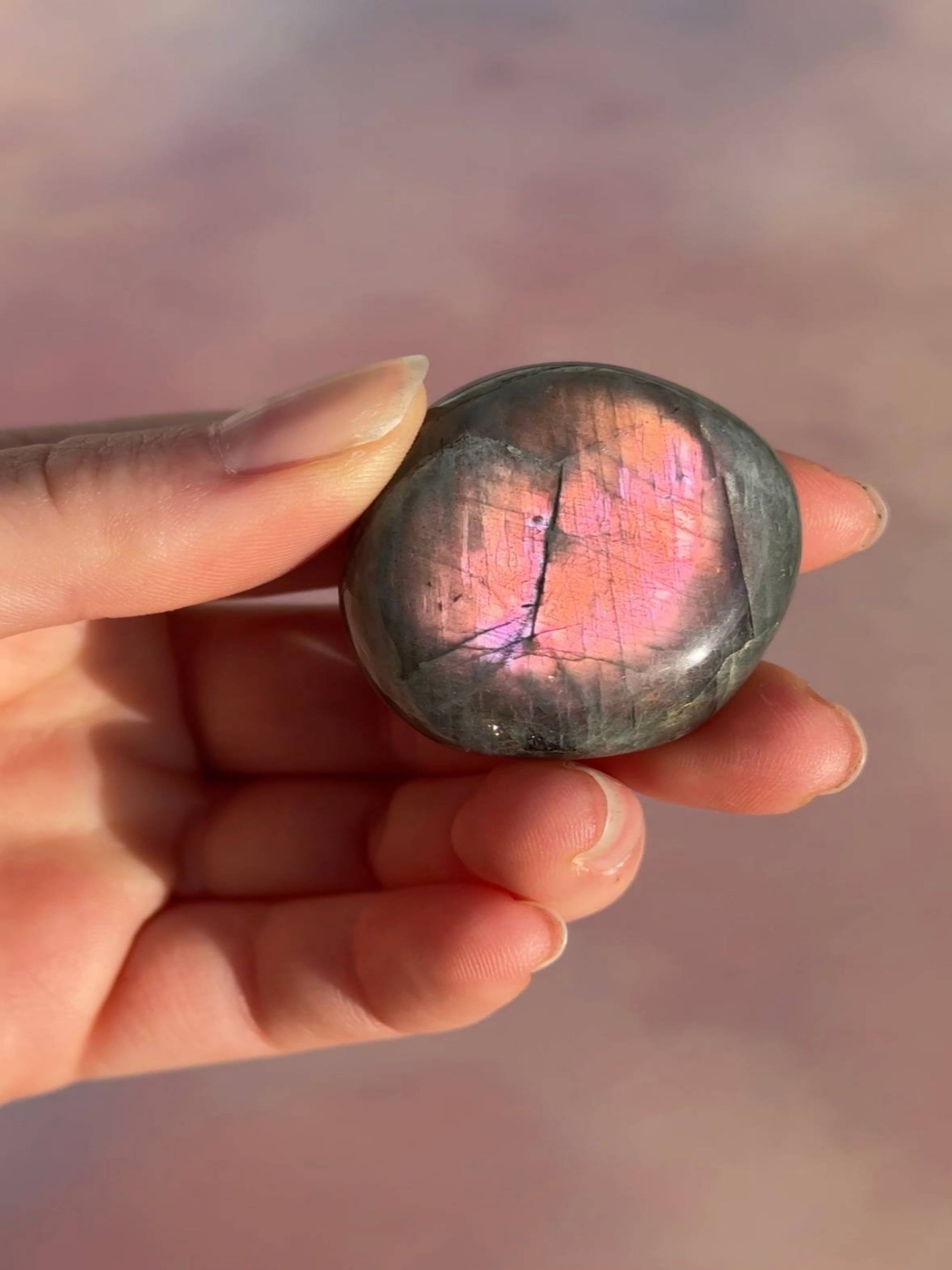 Sunset Labradorit er en smuk, beskyttende krystal, der styrker kommunikation og intuition. Med sin iriserende farvespil hjælper den med at åbne hals- og tredje øje chakra, samtidig med at den beskytter mod negativ energi. Perfekt til spirituel vækst og selvudtryk.