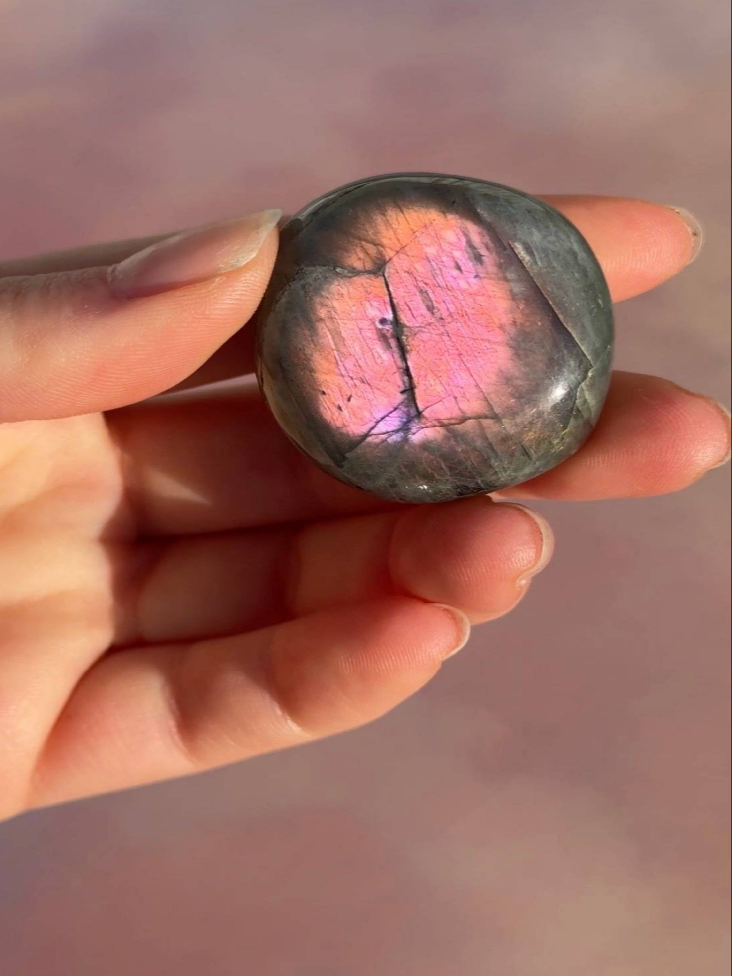 Sunset Labradorit er en smuk, beskyttende krystal, der styrker kommunikation og intuition. Med sin iriserende farvespil hjælper den med at åbne hals- og tredje øje chakra, samtidig med at den beskytter mod negativ energi. Perfekt til spirituel vækst og selvudtryk.