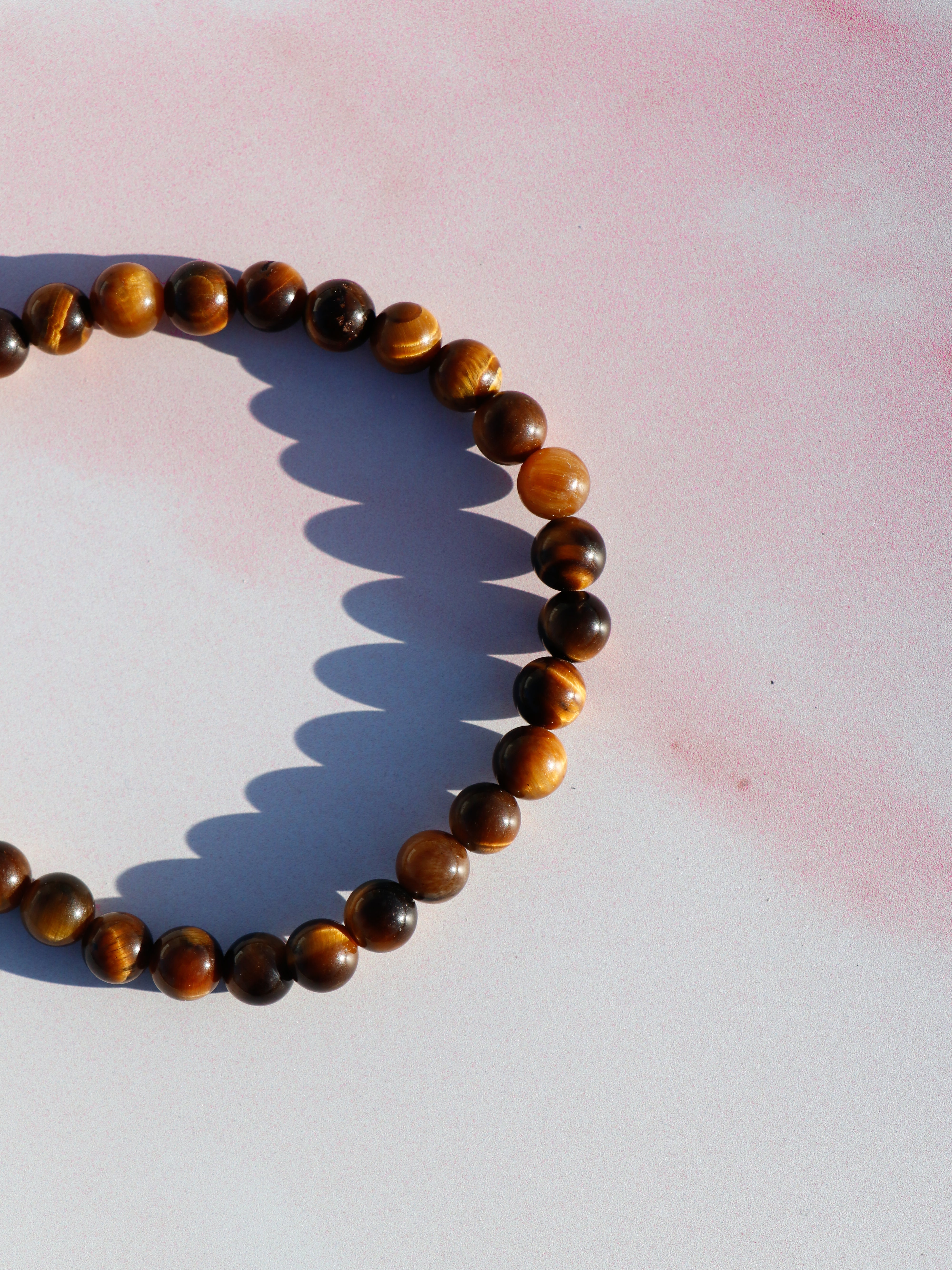 Tigerøje armbånd med gyldne og brune nuancer. En beskyttende og styrkende sten for selvtillid og indre balance