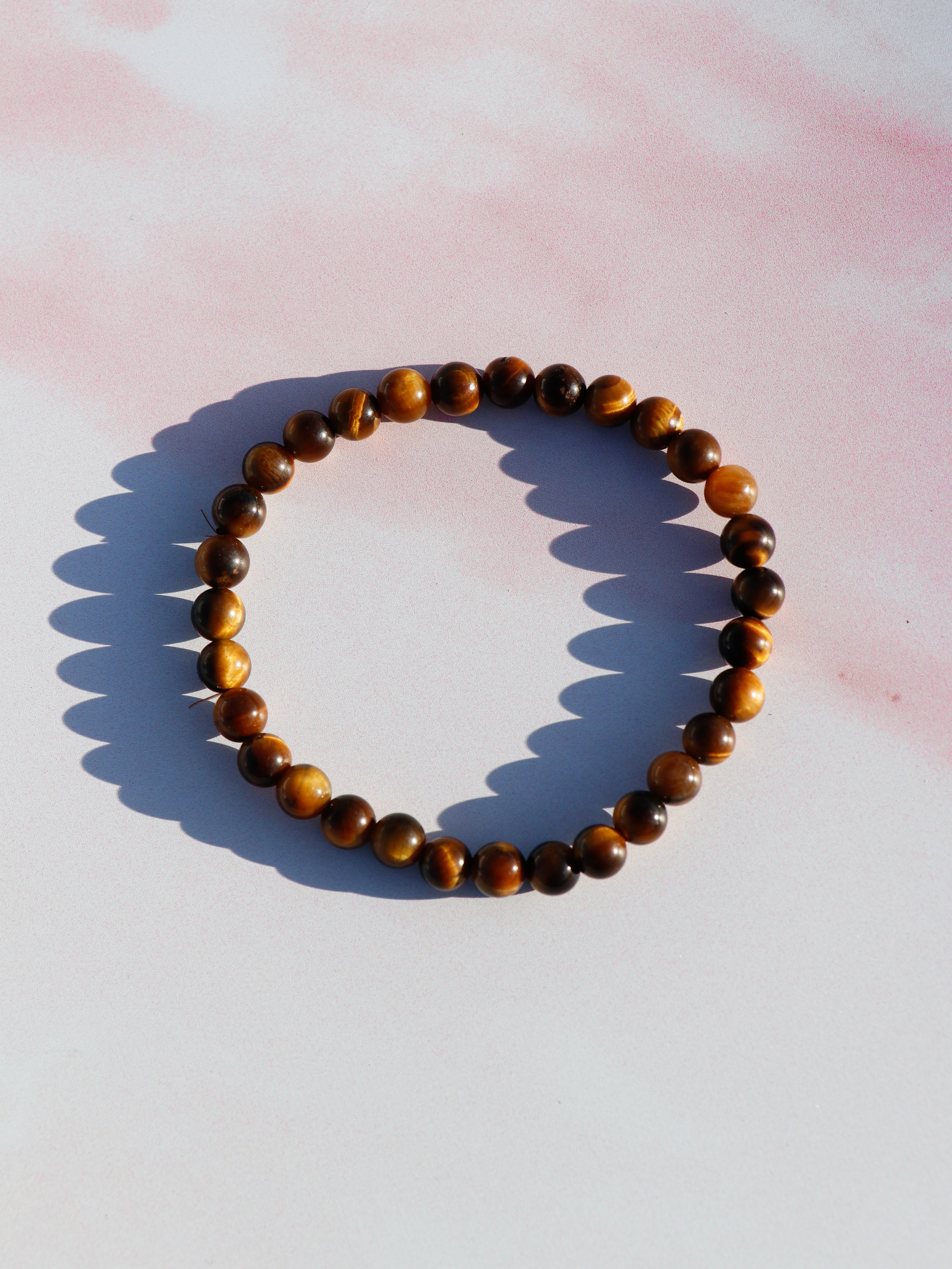 Tigerøje armbånd med gyldne og brune nuancer. En beskyttende og styrkende sten for selvtillid og indre balance