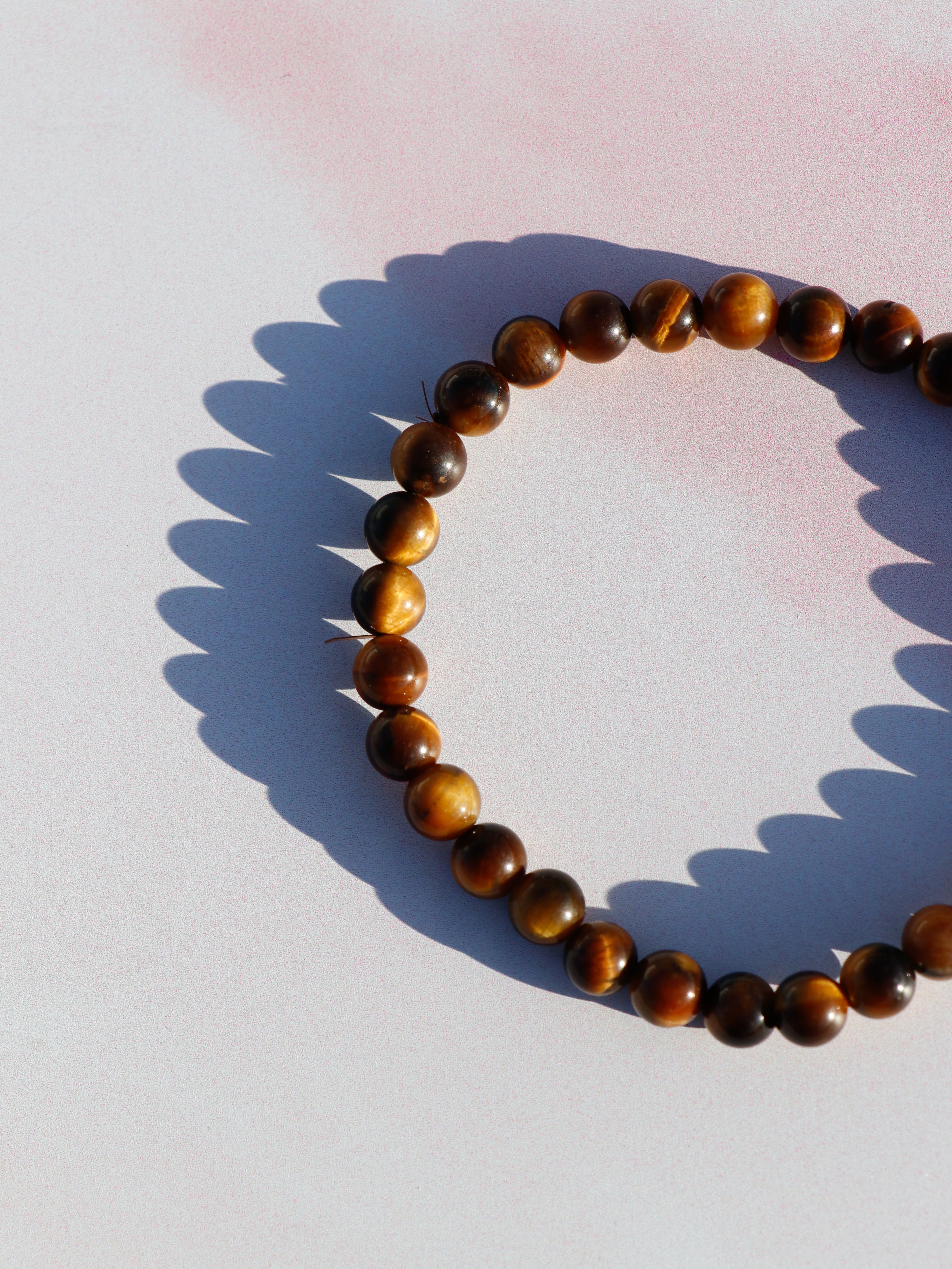 Tigerøje armbånd med gyldne og brune nuancer. En beskyttende og styrkende sten for selvtillid og indre balance