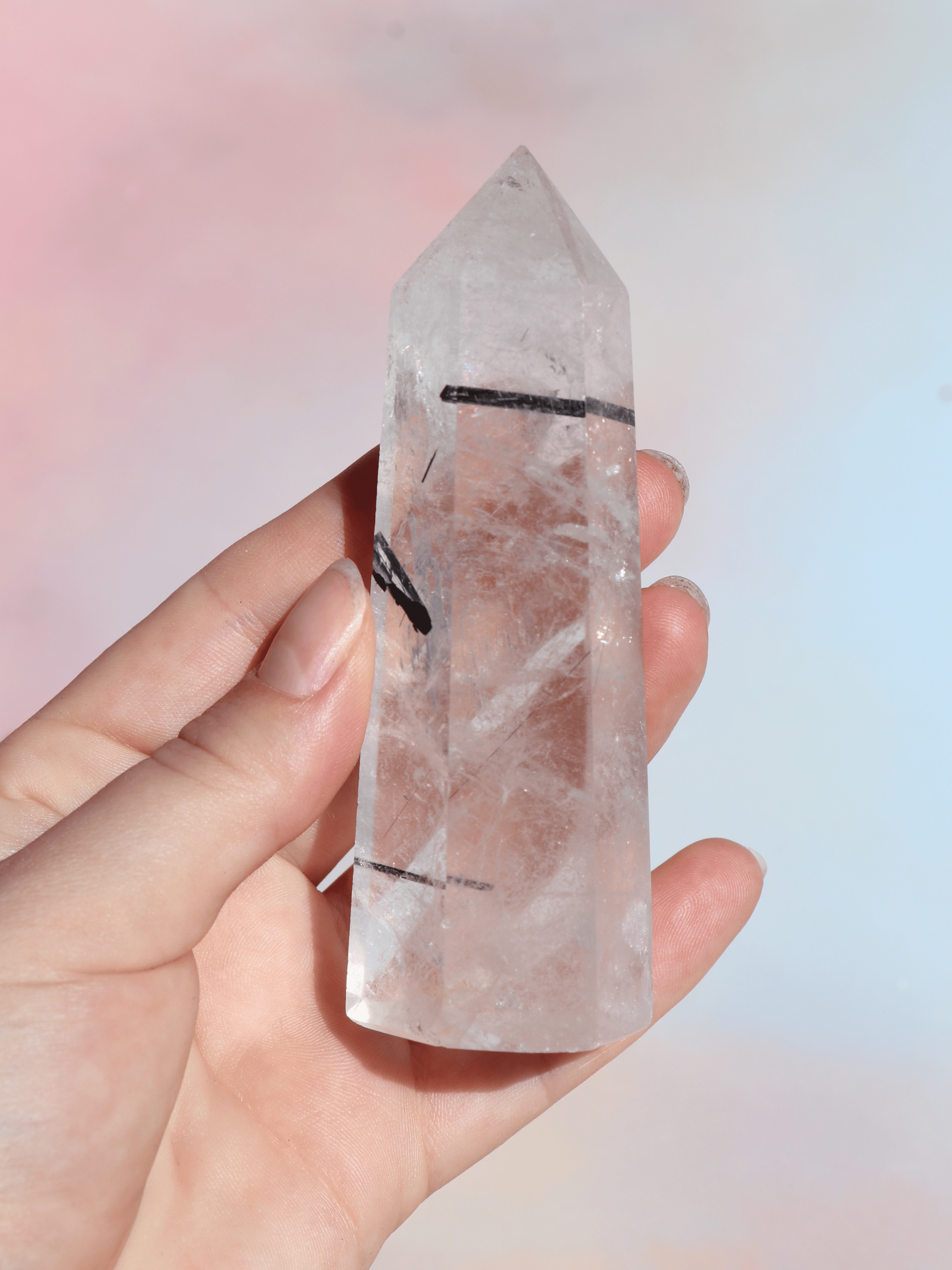 Turmalinkvarts hjælper dig til at lave positive forandringer. Den renser ud i negative energier og skaber vej for nye positive energier. Den fjerner blokeringer og gør dig i stand til at tænke kreativt. Den styrker dig og øger din tro på sig selv