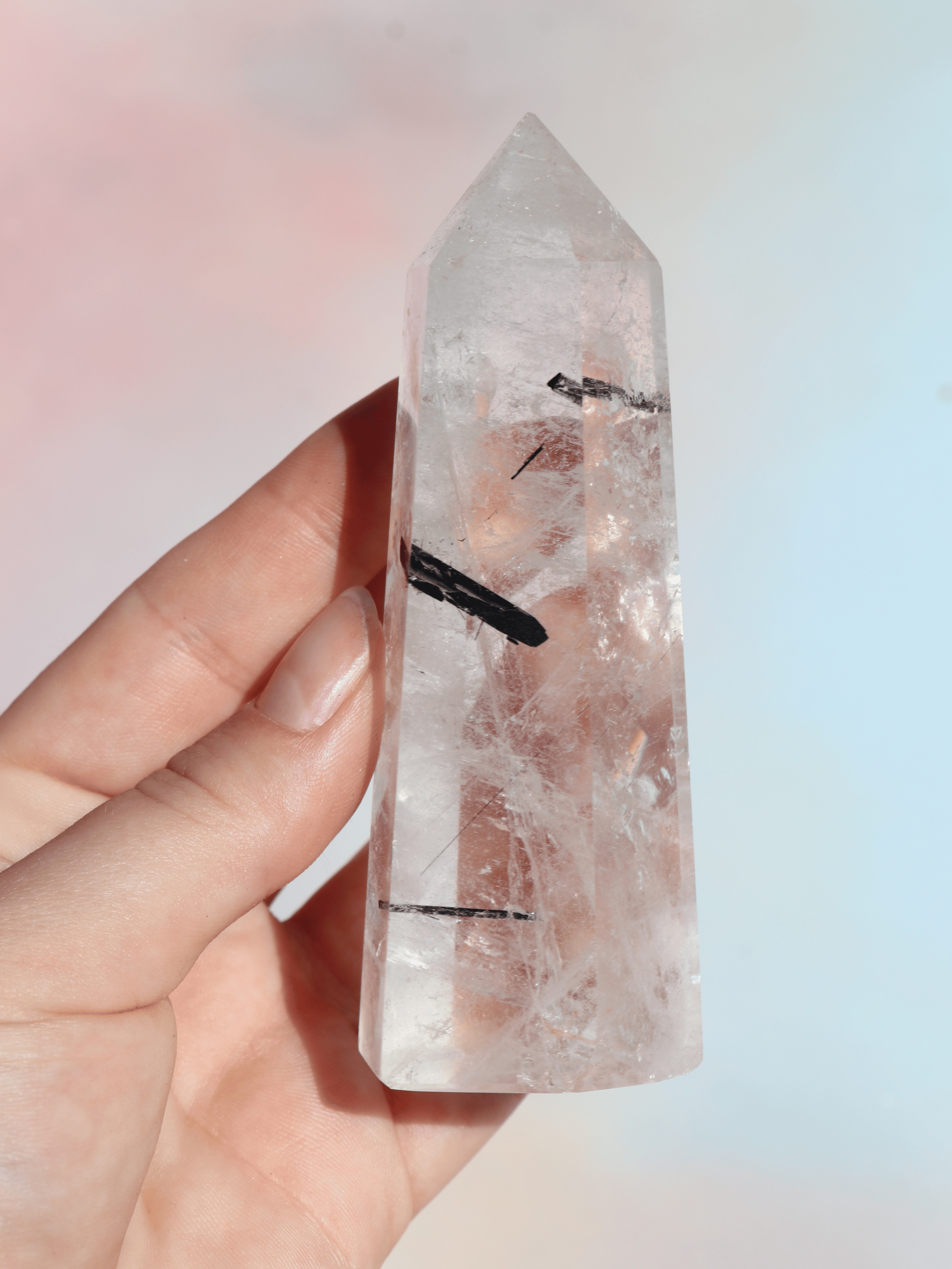 Turmalinkvarts hjælper dig til at lave positive forandringer. Den renser ud i negative energier og skaber vej for nye positive energier. Den fjerner blokeringer og gør dig i stand til at tænke kreativt. Den styrker dig og øger din tro på sig selv