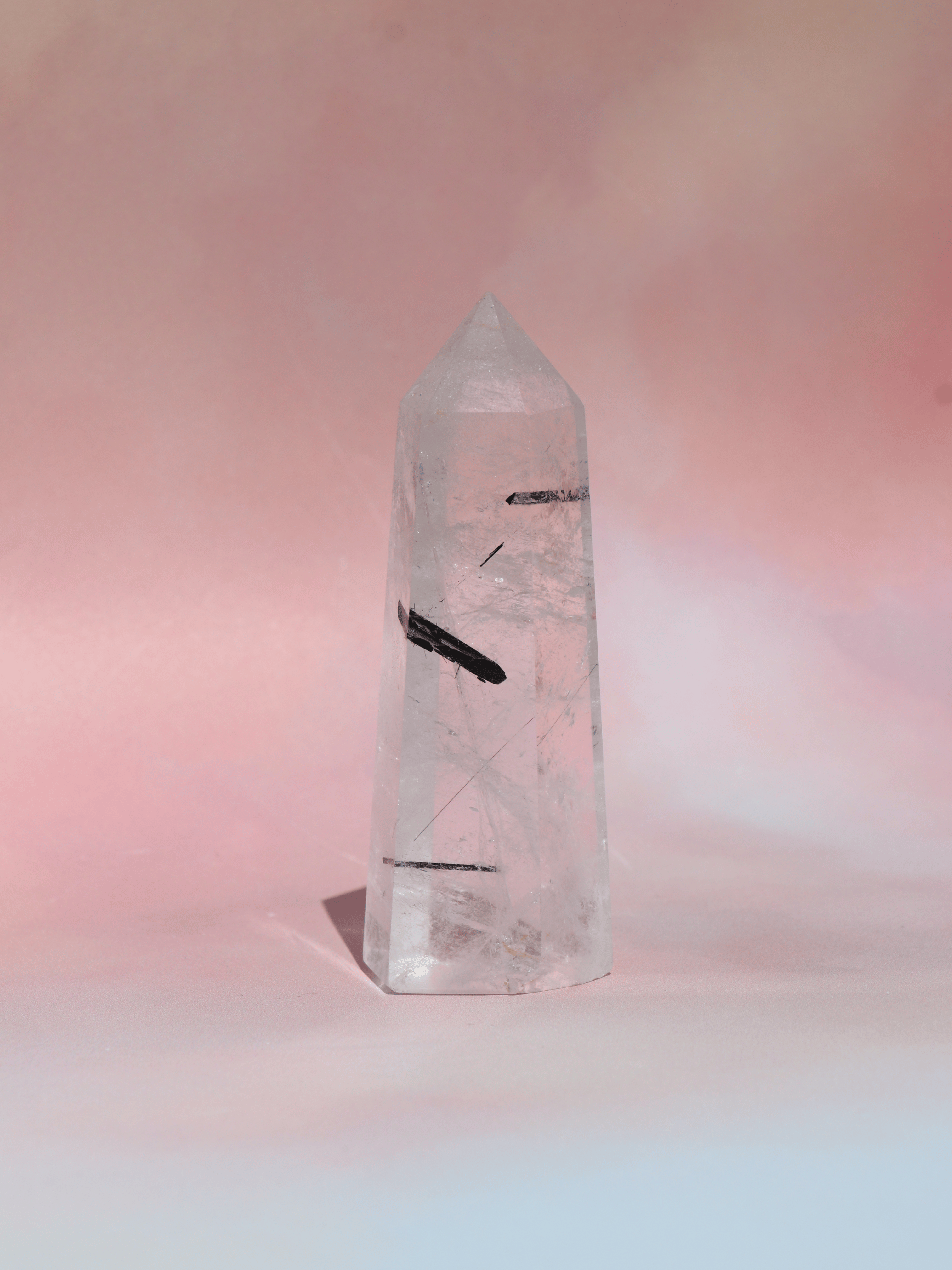 Turmalinkvarts hjælper dig til at lave positive forandringer. Den renser ud i negative energier og skaber vej for nye positive energier. Den fjerner blokeringer og gør dig i stand til at tænke kreativt. Den styrker dig og øger din tro på sig selv