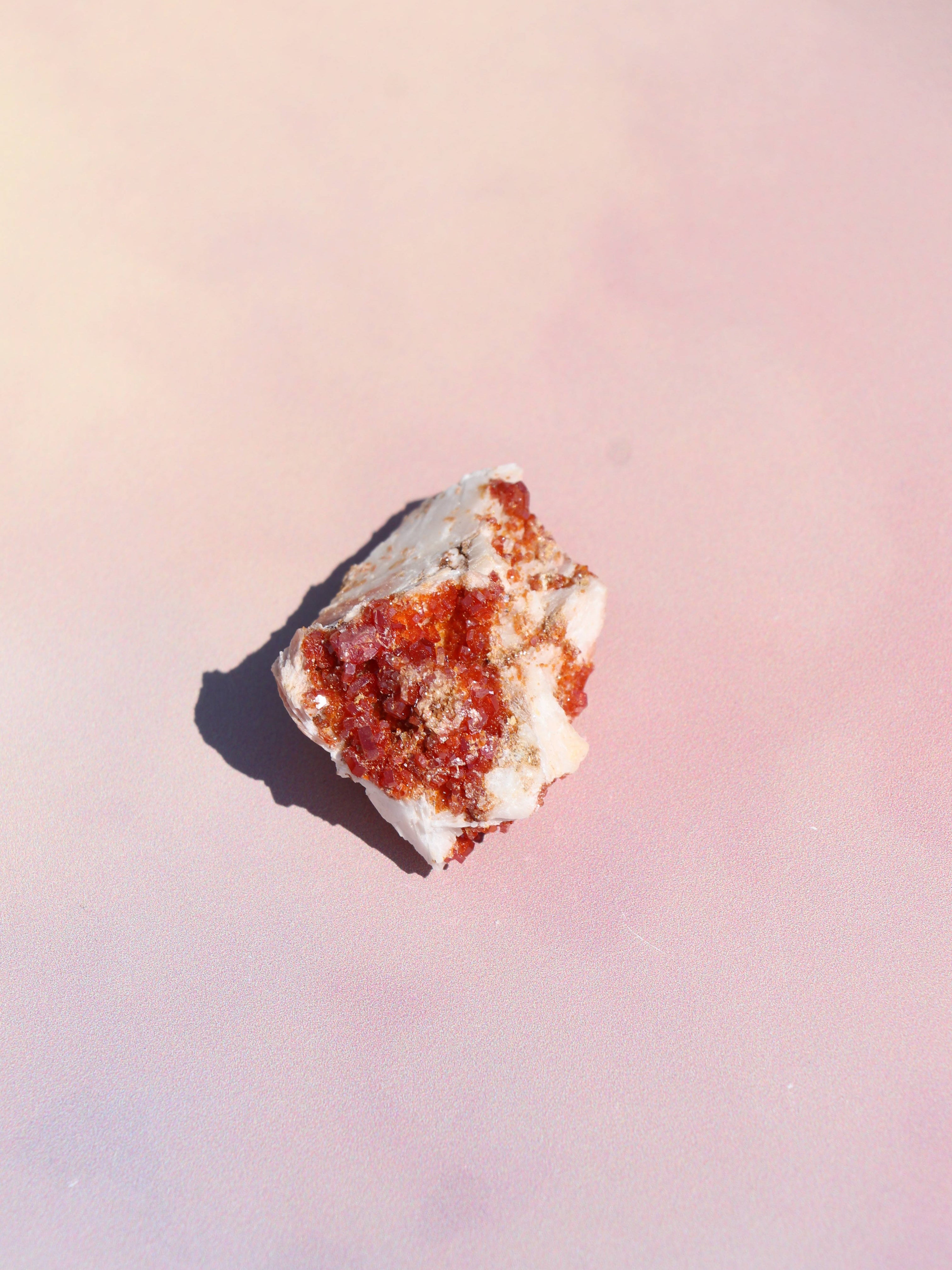 Vanadinit er en kraftfuld krystal, der styrker fokus, viljestyrke og udholdenhed. Perfekt til studier, arbejde og målrettet manifestation. Forbundet med rod-, hara- og solar plexus chakra og især støttende for Jomfru og Vædder. Brug den til at holde dig jordet og energisk, mens du arbejder mod dine mål.