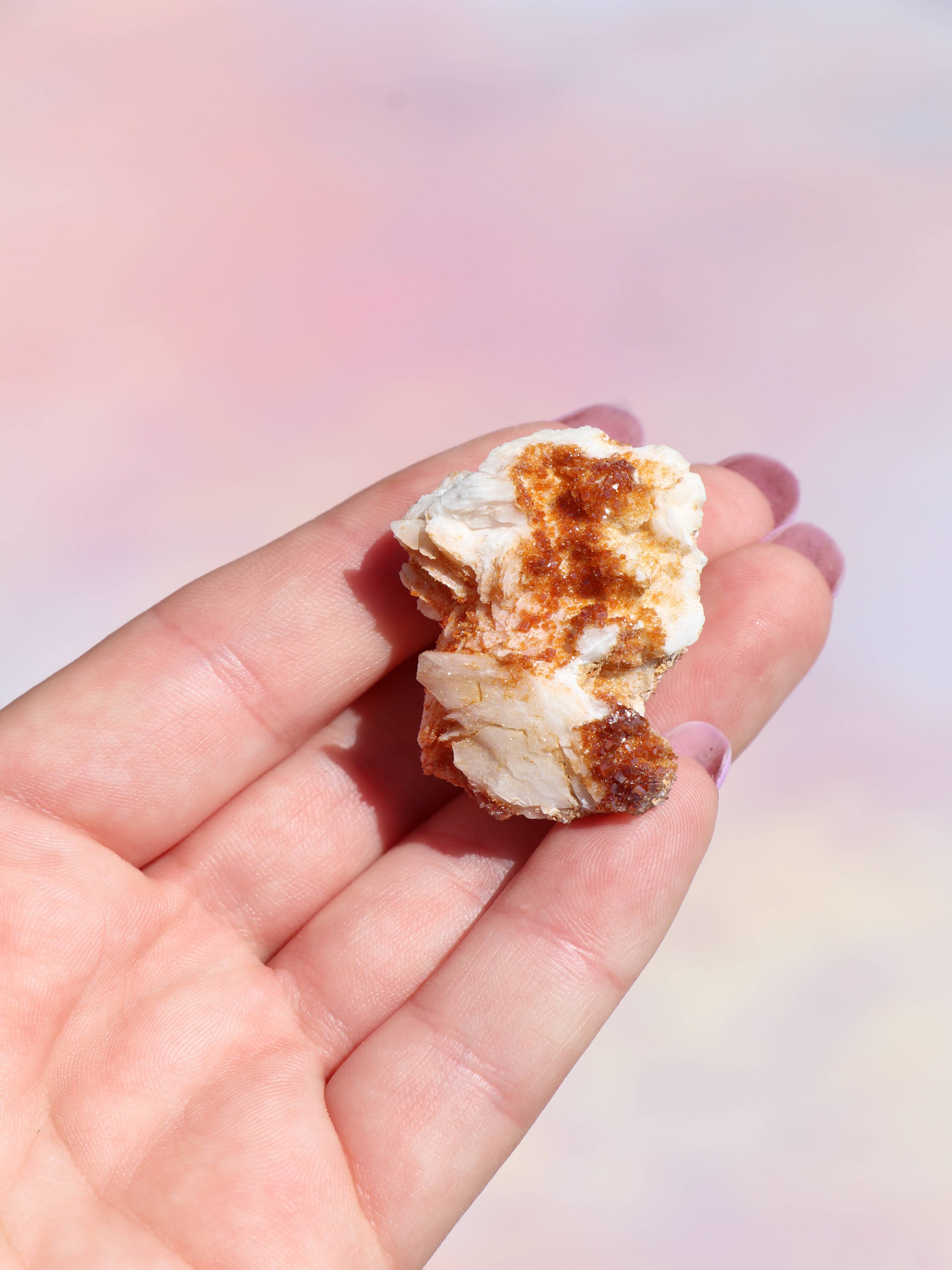 Vanadinit er en kraftfuld krystal, der styrker fokus, viljestyrke og udholdenhed. Perfekt til studier, arbejde og målrettet manifestation. Forbundet med rod-, hara- og solar plexus chakra og især støttende for Jomfru og Vædder. Brug den til at holde dig jordet og energisk, mens du arbejder mod dine mål.