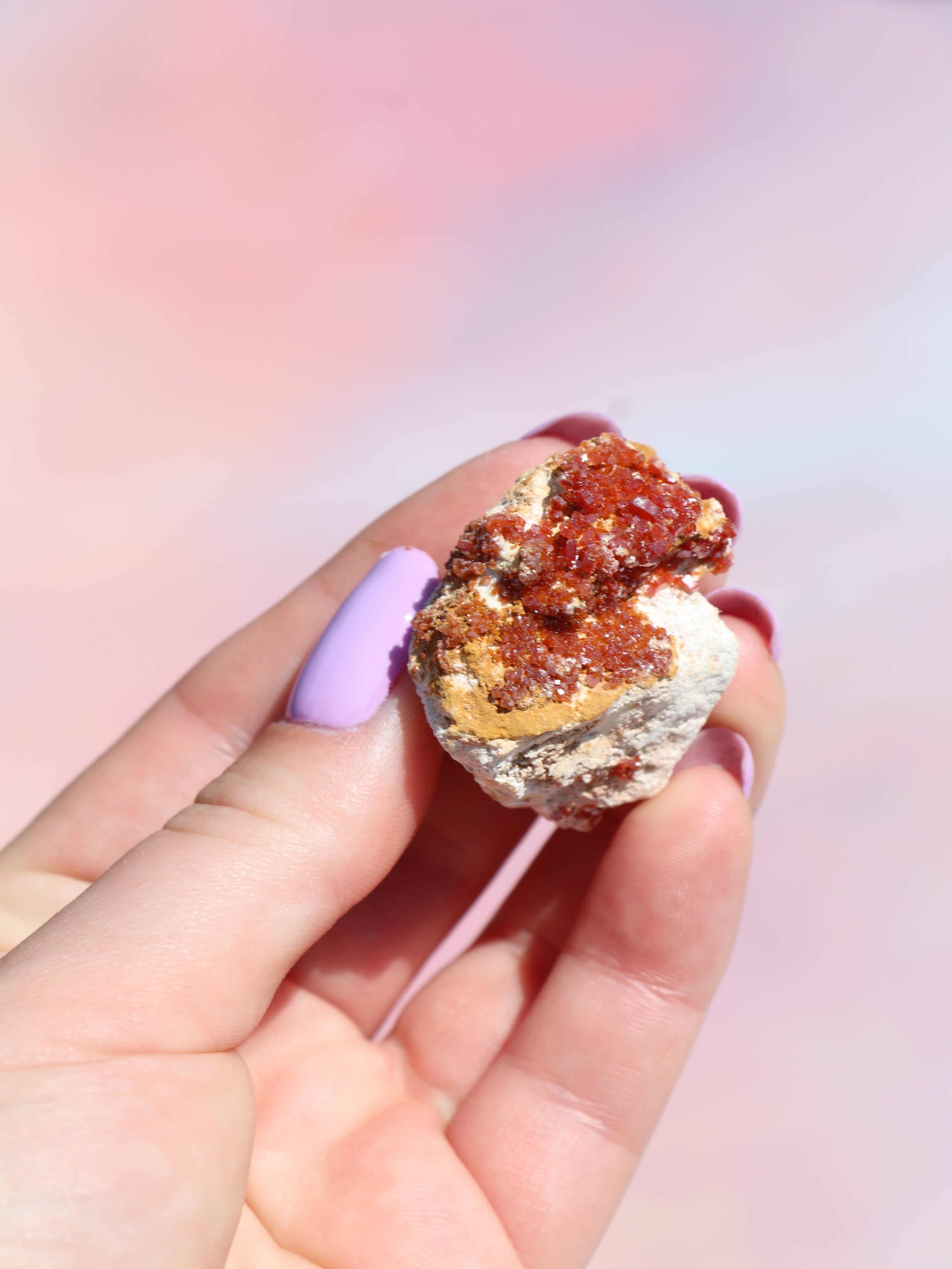 Vanadinit er en kraftfuld krystal, der styrker fokus, viljestyrke og udholdenhed. Perfekt til studier, arbejde og målrettet manifestation. Forbundet med rod-, hara- og solar plexus chakra og især støttende for Jomfru og Vædder. Brug den til at holde dig jordet og energisk, mens du arbejder mod dine mål.