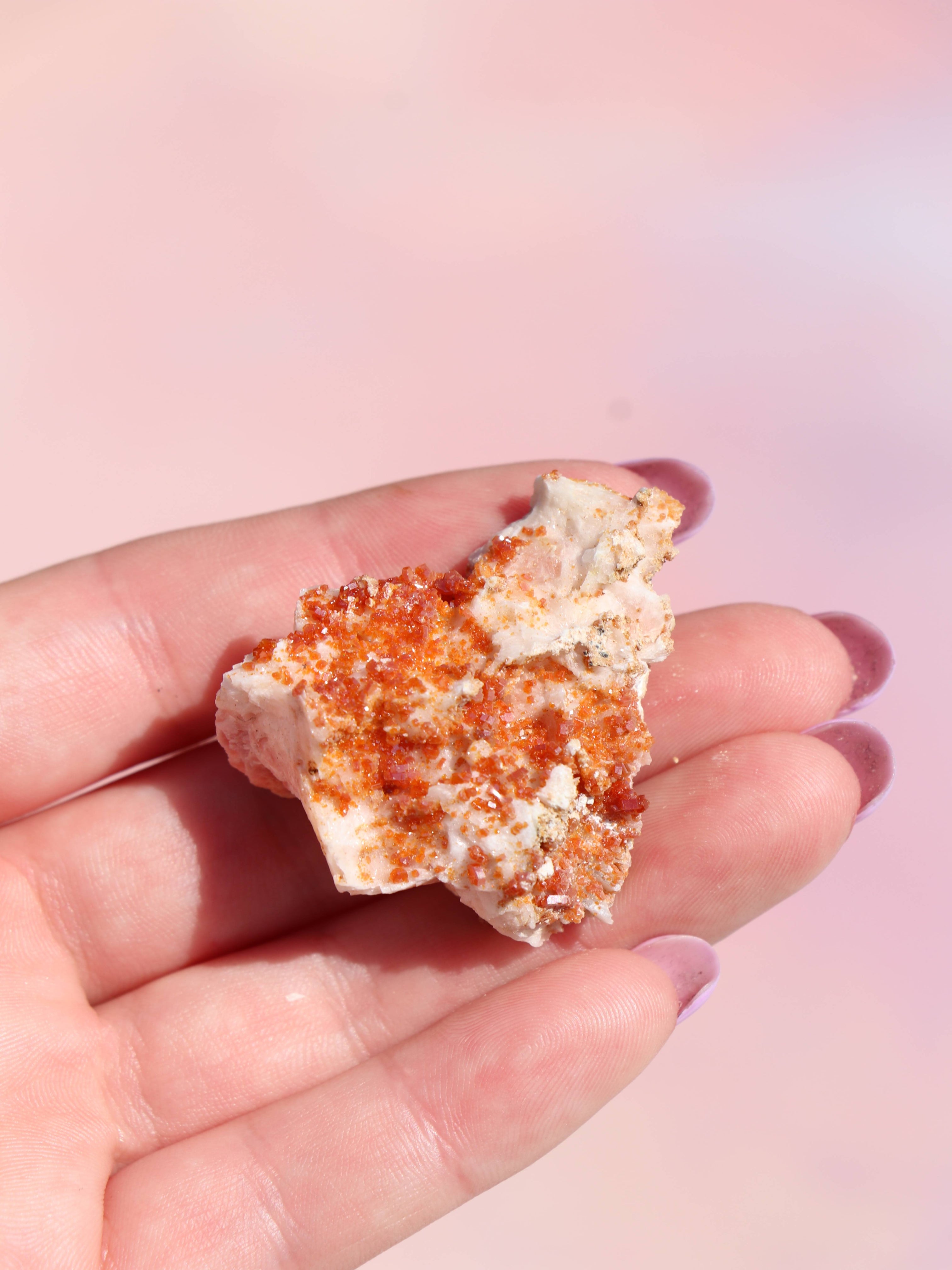 Vanadinit er en kraftfuld krystal, der styrker fokus, viljestyrke og udholdenhed. Perfekt til studier, arbejde og målrettet manifestation. Forbundet med rod-, hara- og solar plexus chakra og især støttende for Jomfru og Vædder. Brug den til at holde dig jordet og energisk, mens du arbejder mod dine mål.