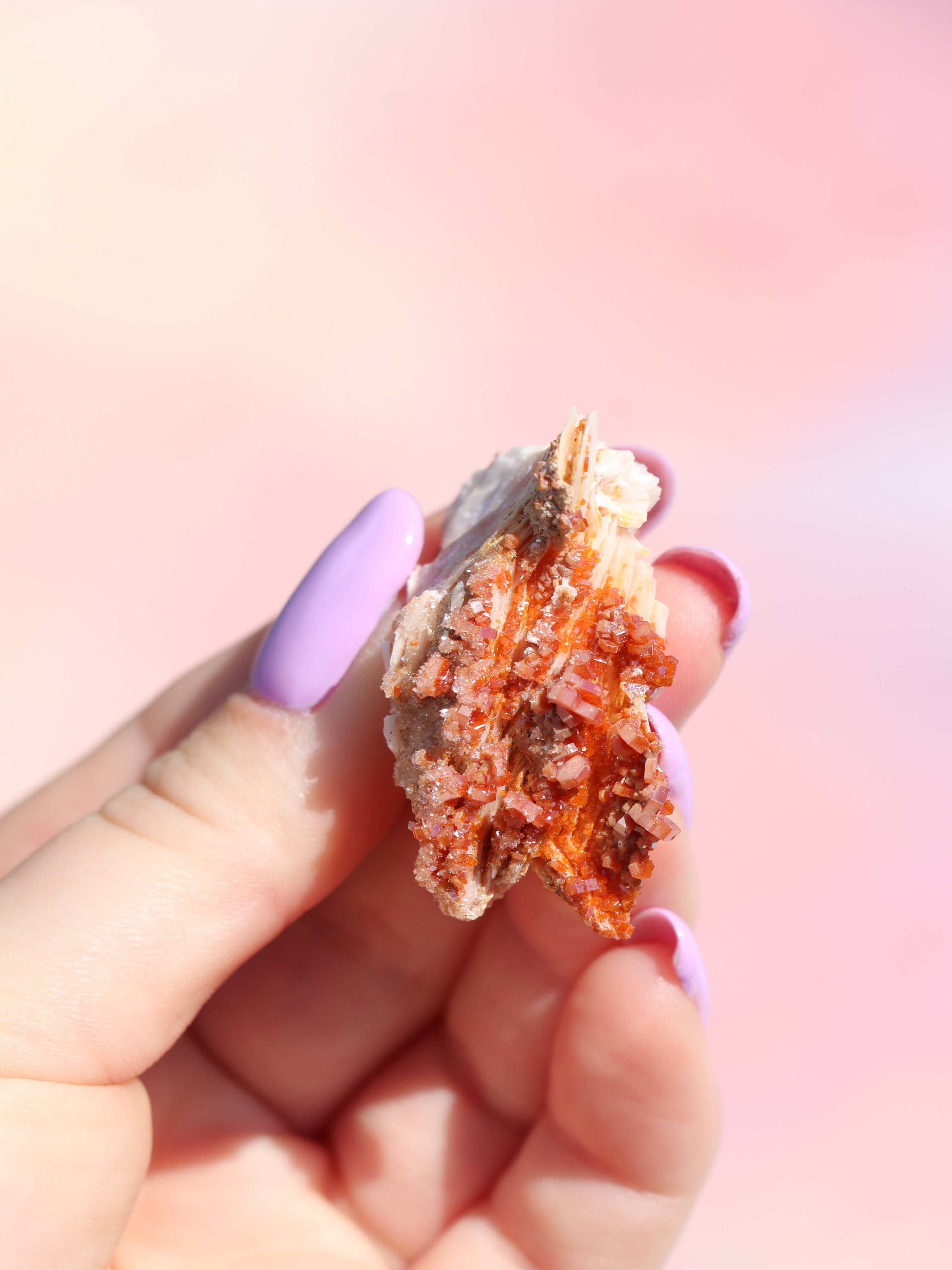 Vanadinit er en kraftfuld krystal, der styrker fokus, viljestyrke og udholdenhed. Perfekt til studier, arbejde og målrettet manifestation. Forbundet med rod-, hara- og solar plexus chakra og især støttende for Jomfru og Vædder. Brug den til at holde dig jordet og energisk, mens du arbejder mod dine mål.