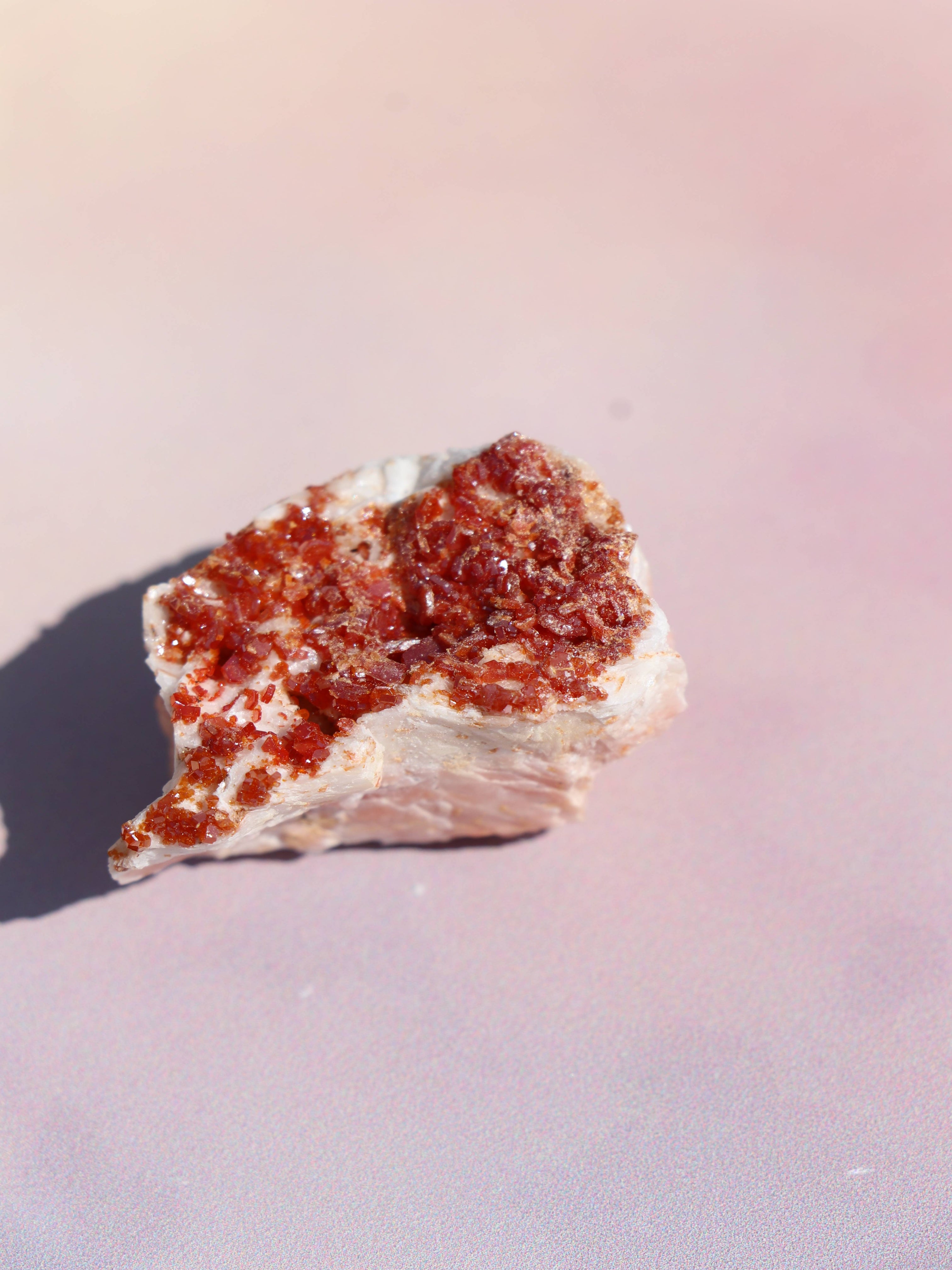 Vanadinit er en kraftfuld krystal, der styrker fokus, viljestyrke og udholdenhed. Perfekt til studier, arbejde og målrettet manifestation. Forbundet med rod-, hara- og solar plexus chakra og især støttende for Jomfru og Vædder. Brug den til at holde dig jordet og energisk, mens du arbejder mod dine mål.