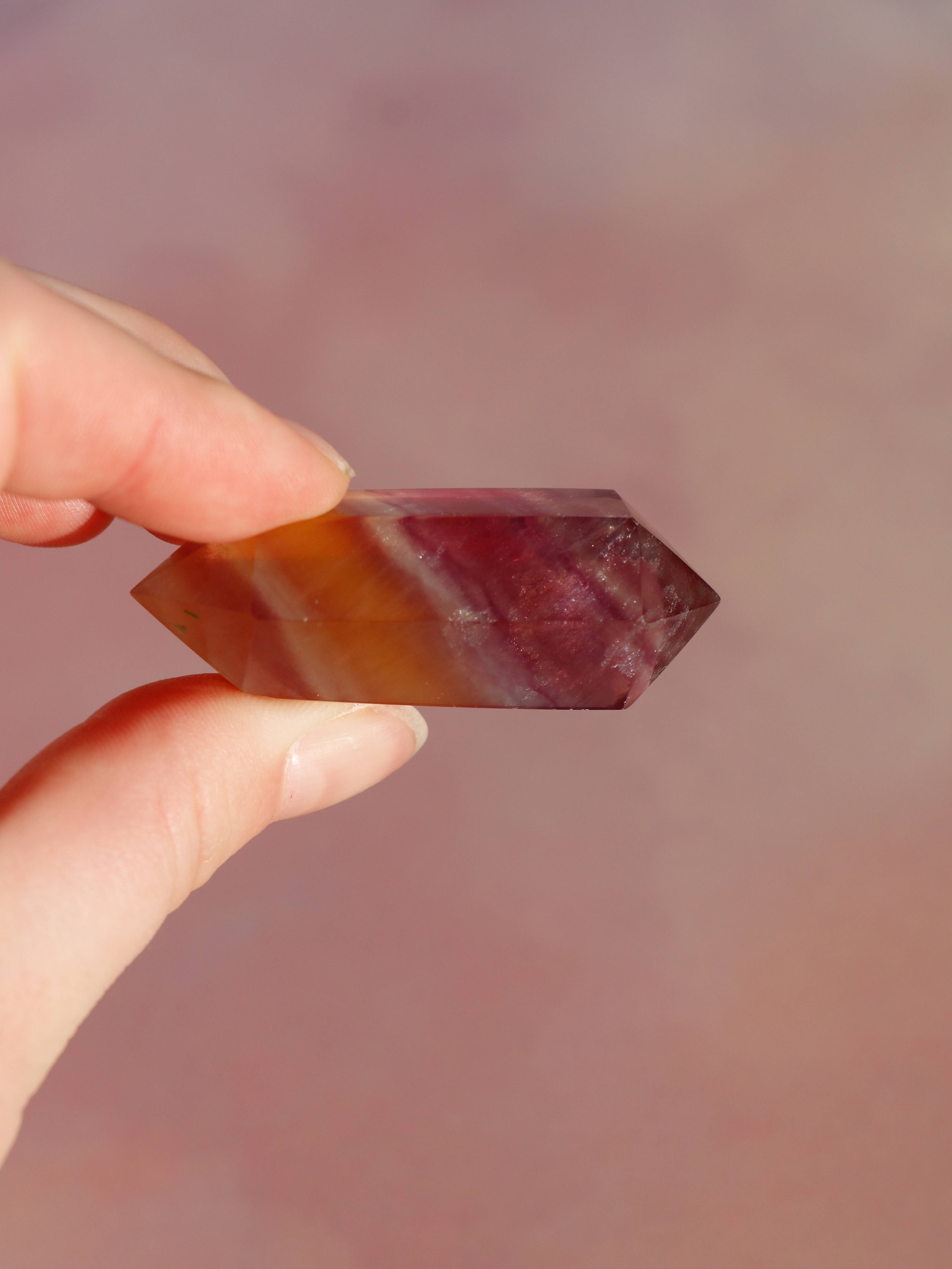 Vandmelon fluorit er en fantastisk, flerfarvet krystal, der har bløde nuancer af pink, gul og grøn, som ofte ligner farverne på en vandmelonskive.