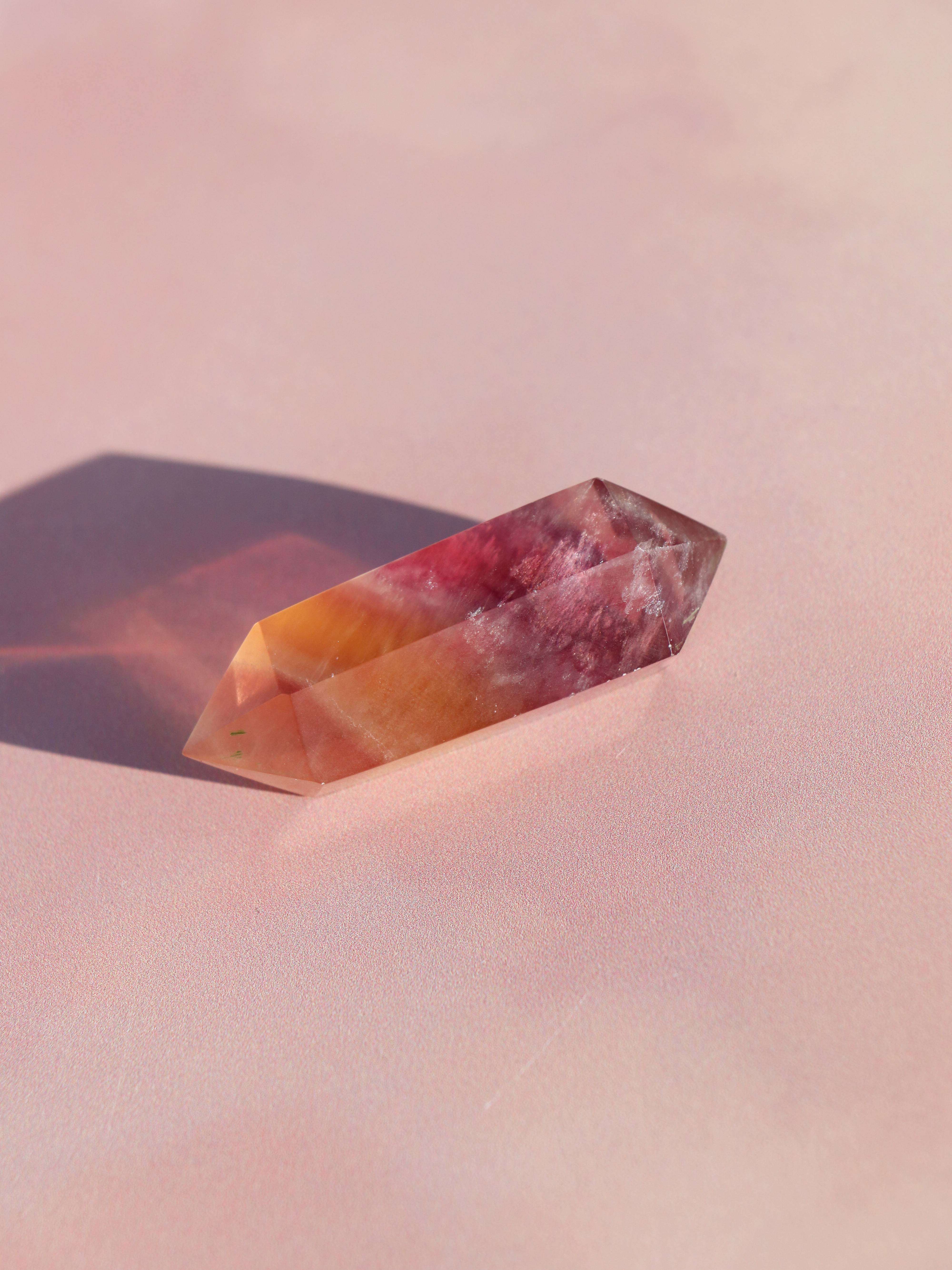 Vandmelon fluorit er en fantastisk, flerfarvet krystal, der har bløde nuancer af pink, gul og grøn, som ofte ligner farverne på en vandmelonskive.