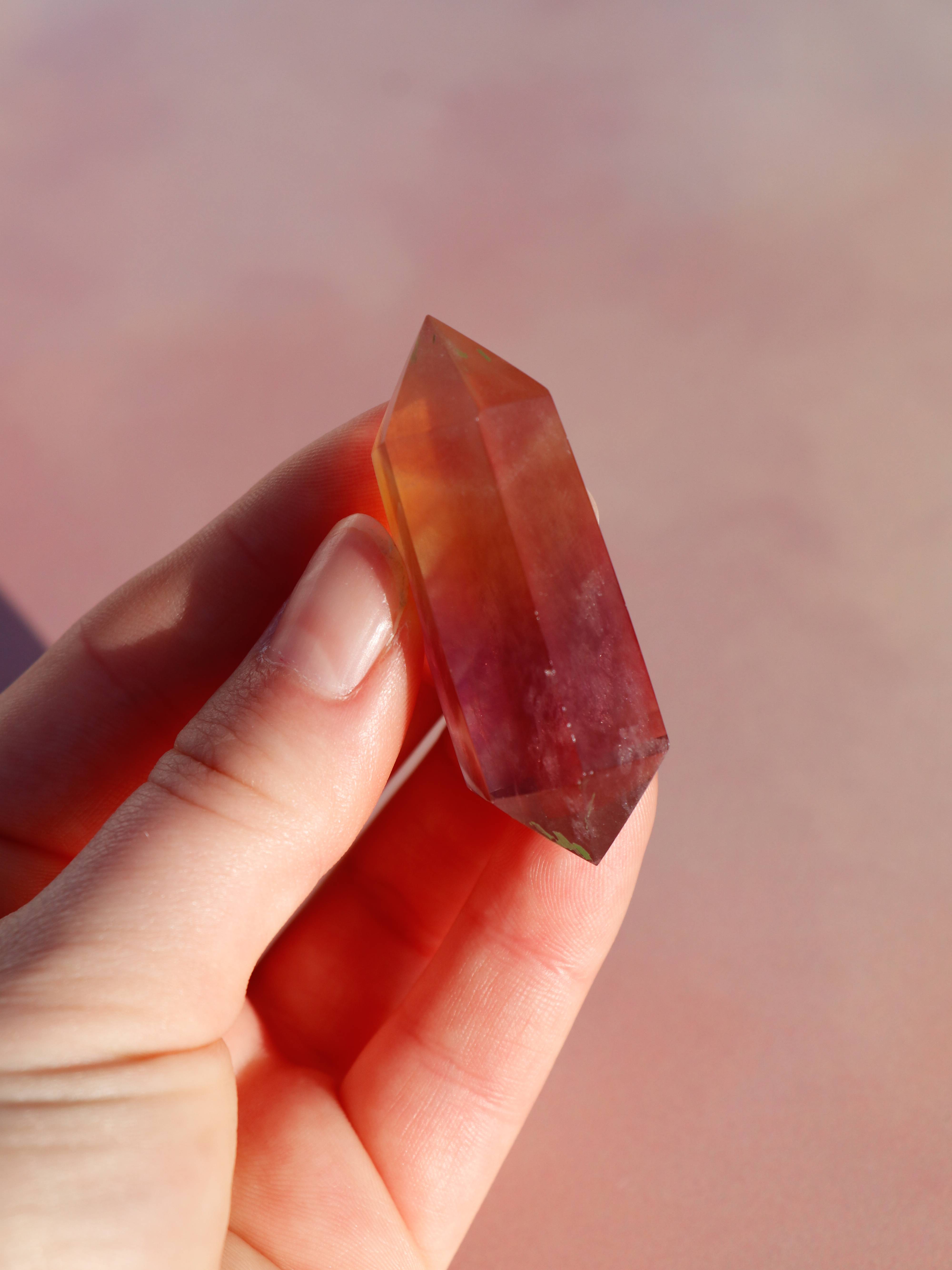 Vandmelon fluorit er en fantastisk, flerfarvet krystal, der har bløde nuancer af pink, gul og grøn, som ofte ligner farverne på en vandmelonskive.