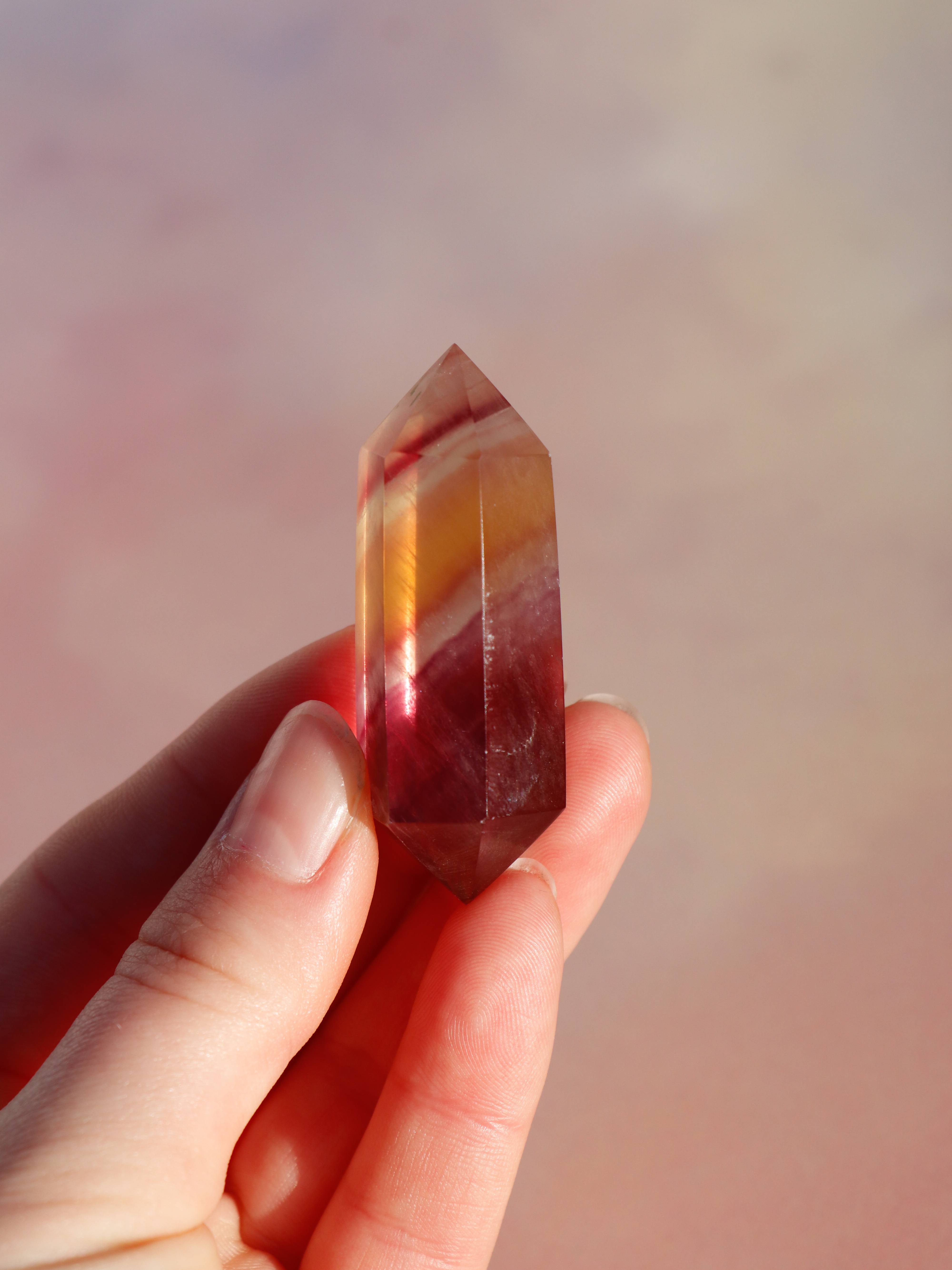 Vandmelon fluorit er en fantastisk, flerfarvet krystal, der har bløde nuancer af pink, gul og grøn, som ofte ligner farverne på en vandmelonskive.