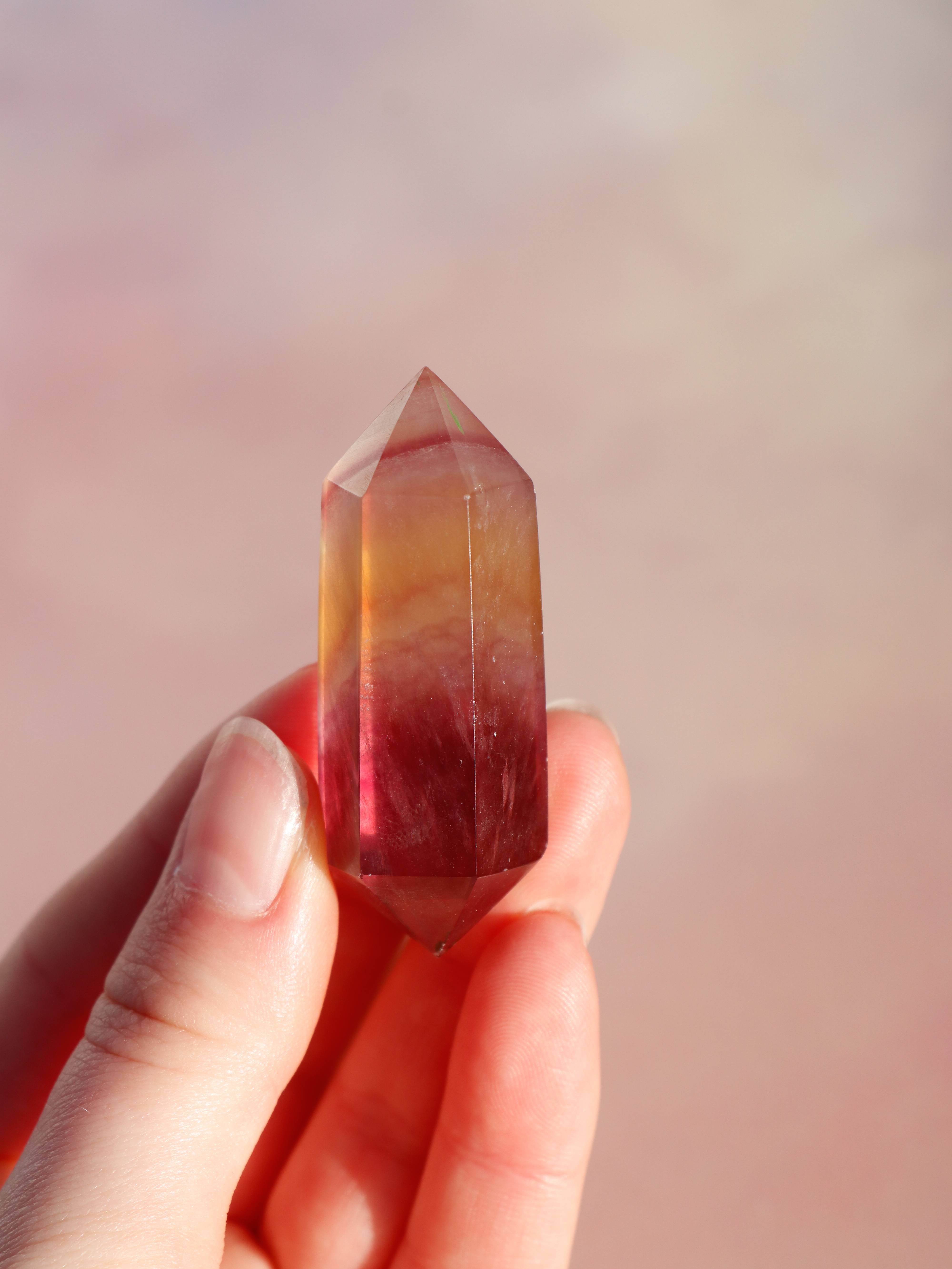 Vandmelon fluorit er en fantastisk, flerfarvet krystal, der har bløde nuancer af pink, gul og grøn, som ofte ligner farverne på en vandmelonskive.