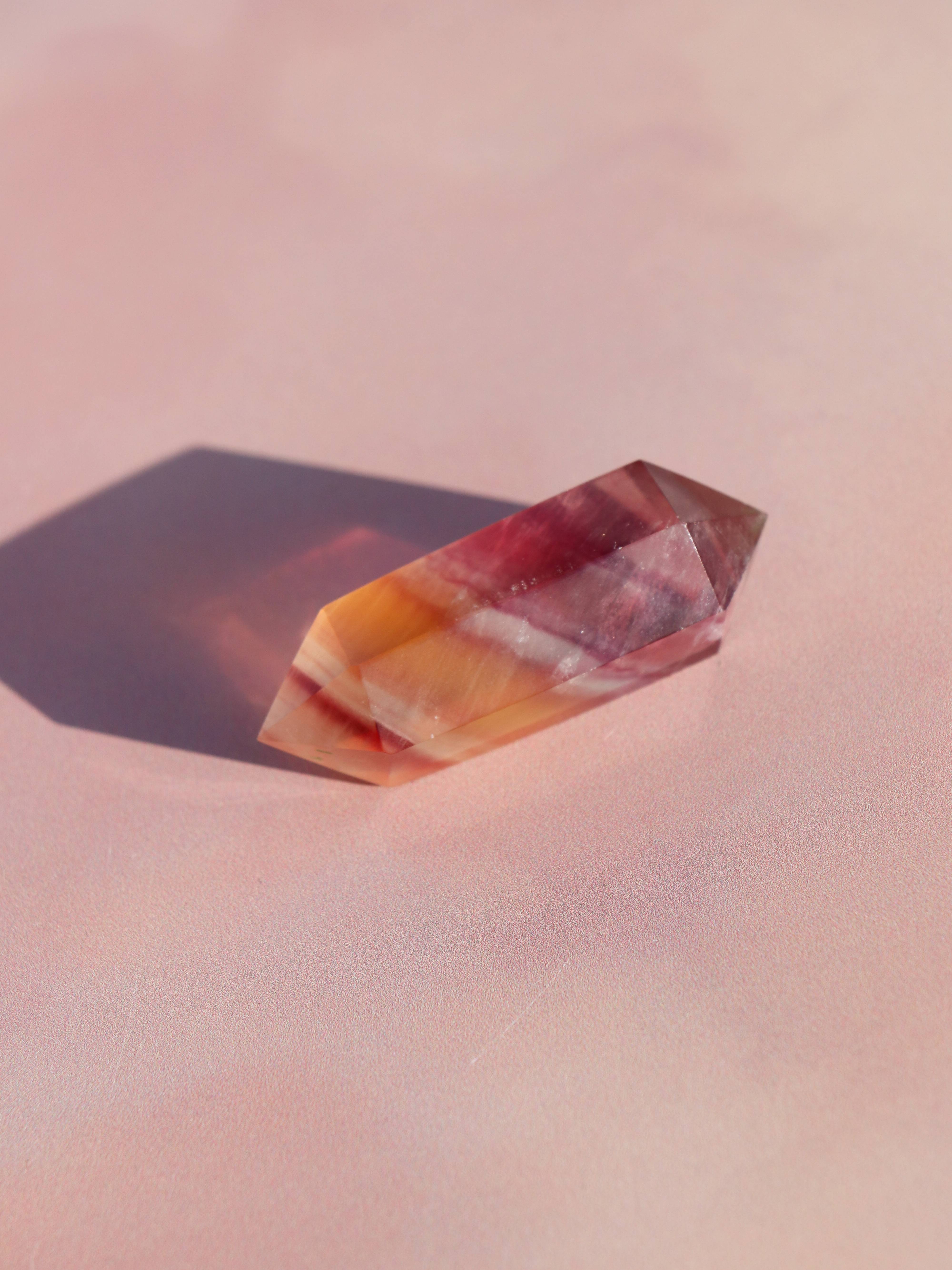 Vandmelon fluorit er en fantastisk, flerfarvet krystal, der har bløde nuancer af pink, gul og grøn, som ofte ligner farverne på en vandmelonskive.