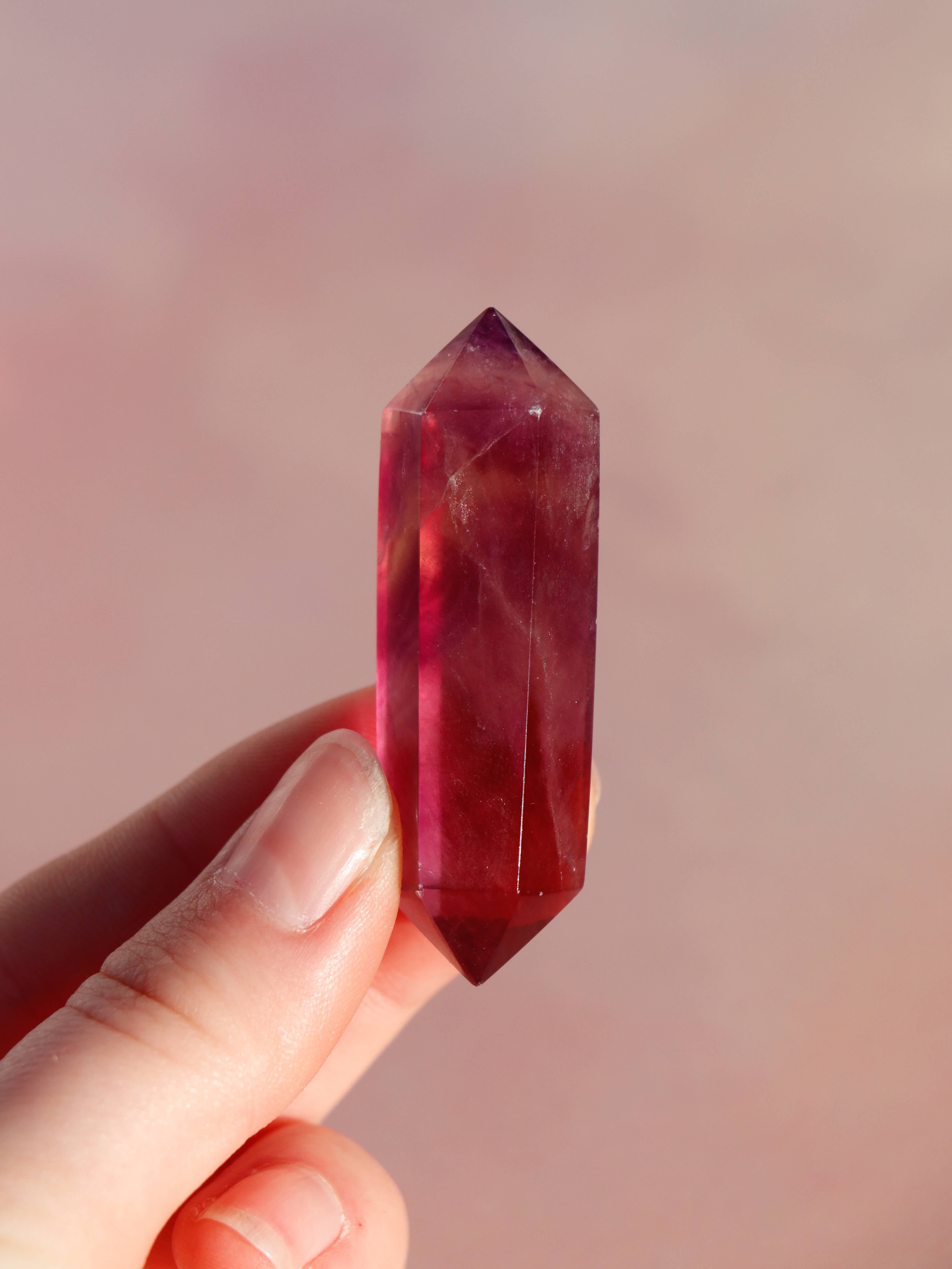 Vandmelon fluorit er en fantastisk, flerfarvet krystal, der har bløde nuancer af pink, gul og grøn, som ofte ligner farverne på en vandmelonskive.