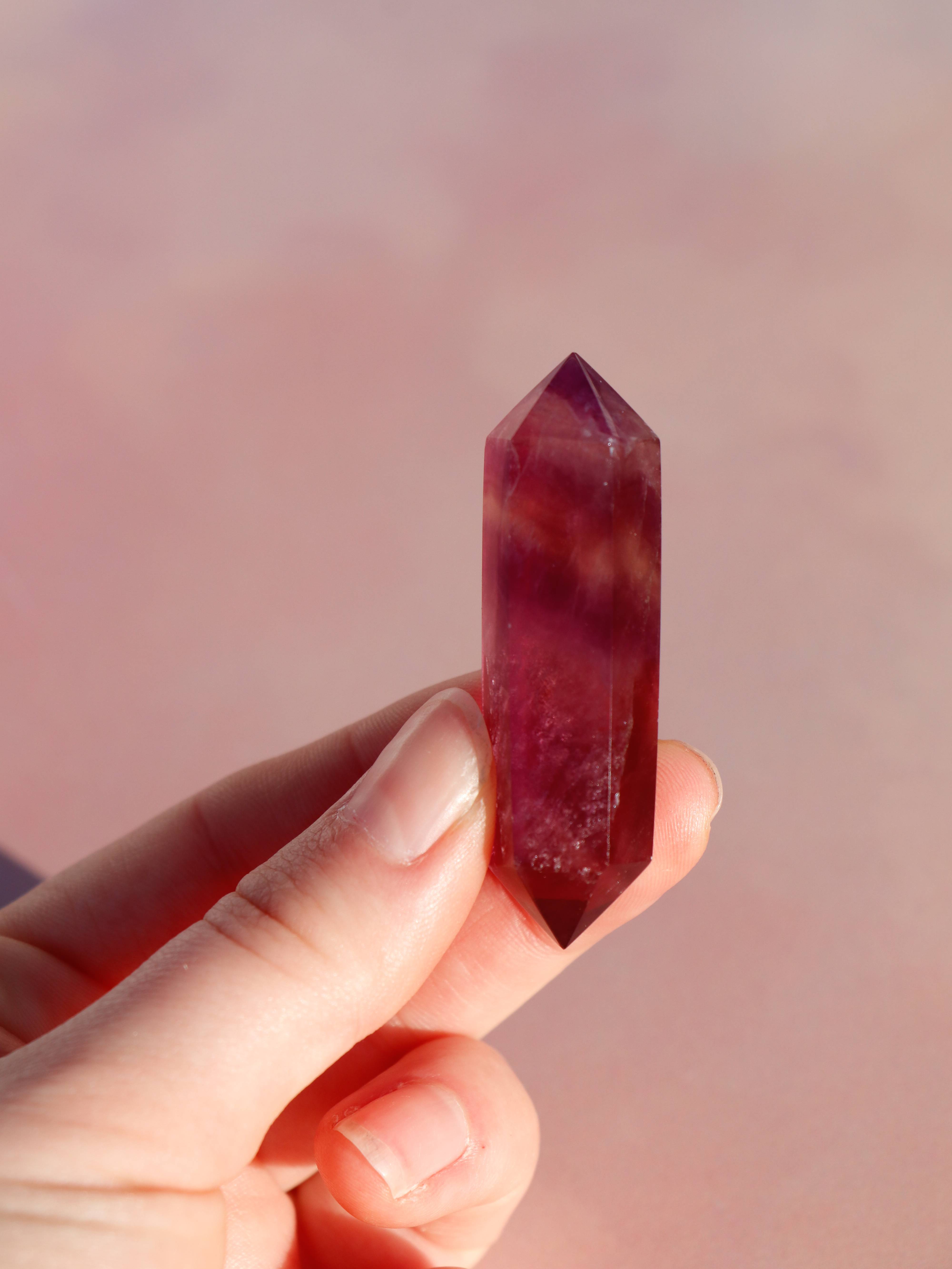 Vandmelon fluorit er en fantastisk, flerfarvet krystal, der har bløde nuancer af pink, gul og grøn, som ofte ligner farverne på en vandmelonskive.