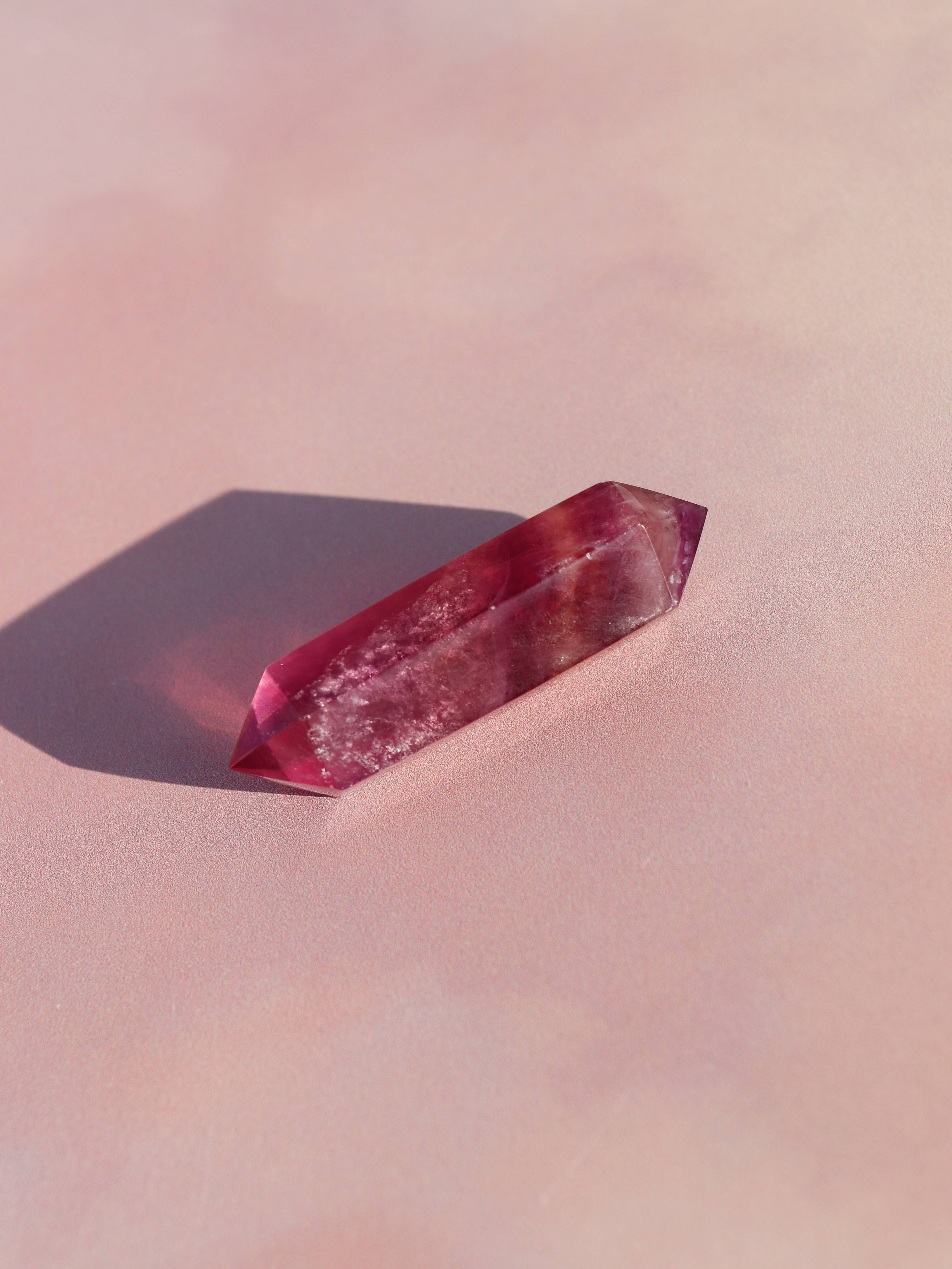 Vandmelon fluorit er en fantastisk, flerfarvet krystal, der har bløde nuancer af pink, gul og grøn, som ofte ligner farverne på en vandmelonskive.