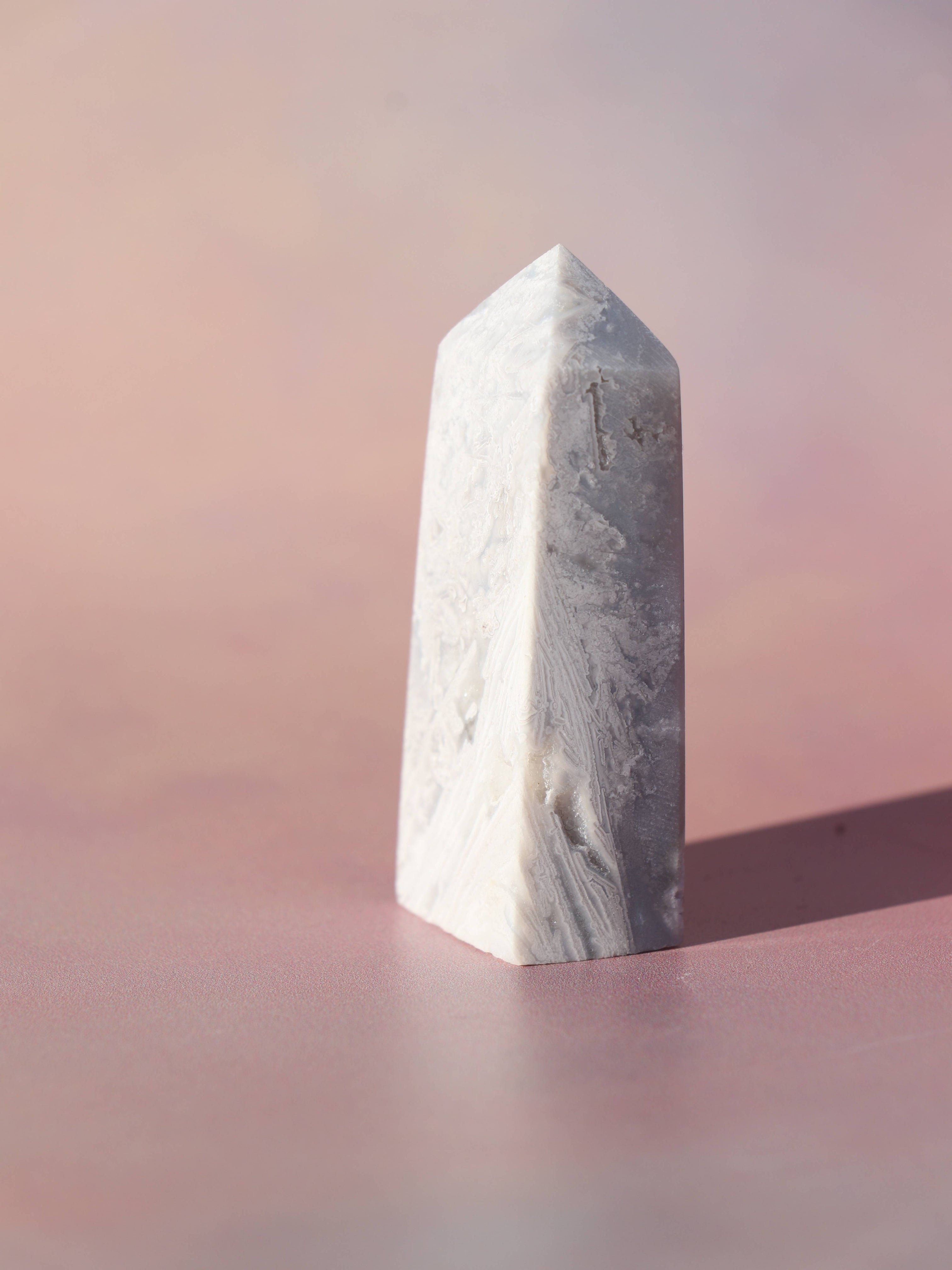 White Lace Agat er en smuk, hvid sten med fine bånd, der bringer ro og klarhed til sindet. Den støtter dig i følelsesmæssig balance, indre fred og selvaccept. Brug den til meditation, stresslindring eller som støtte i svære perioder. En perfekt krystal til dig, der ønsker mere lys og lethed i hverdagen.