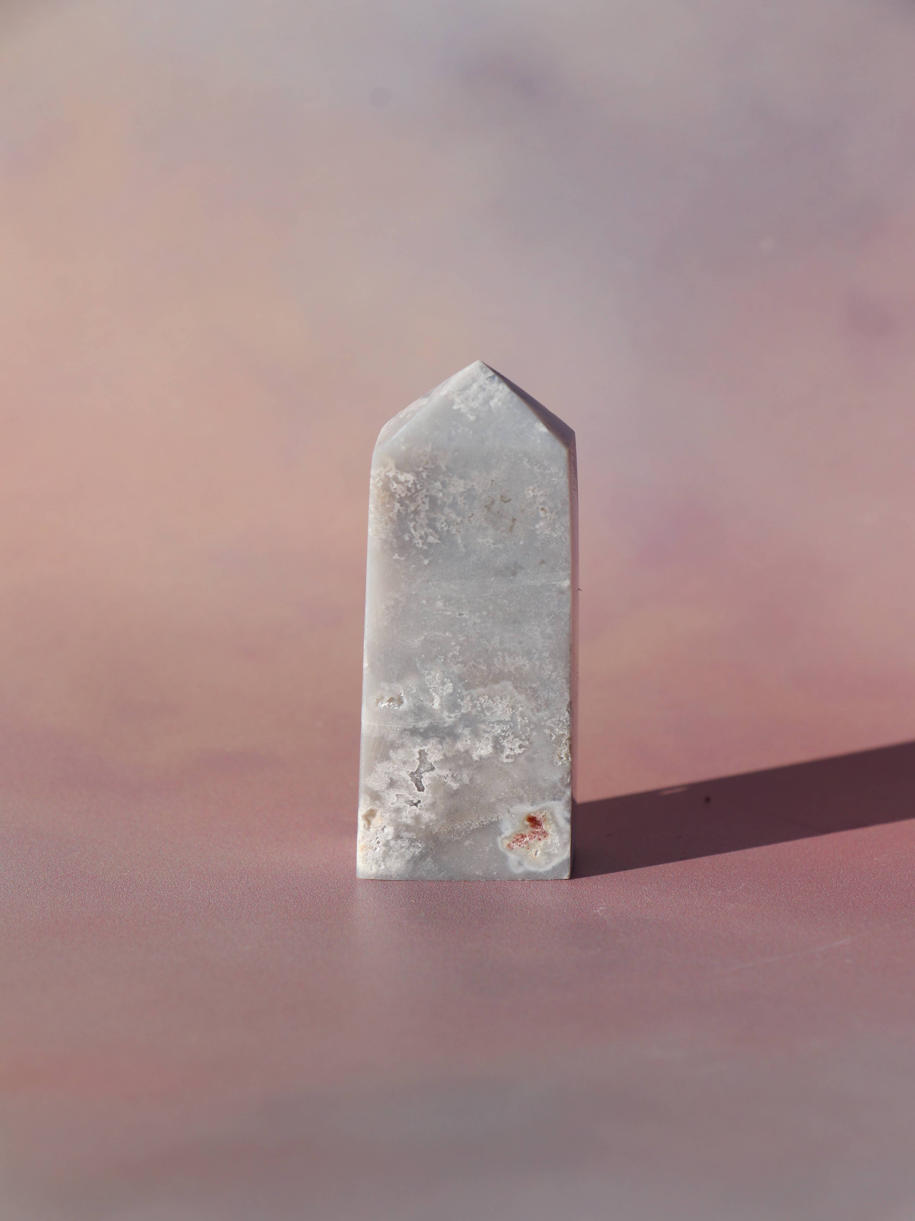 White Lace Agat er en smuk, hvid sten med fine bånd, der bringer ro og klarhed til sindet. Den støtter dig i følelsesmæssig balance, indre fred og selvaccept. Brug den til meditation, stresslindring eller som støtte i svære perioder. En perfekt krystal til dig, der ønsker mere lys og lethed i hverdagen.