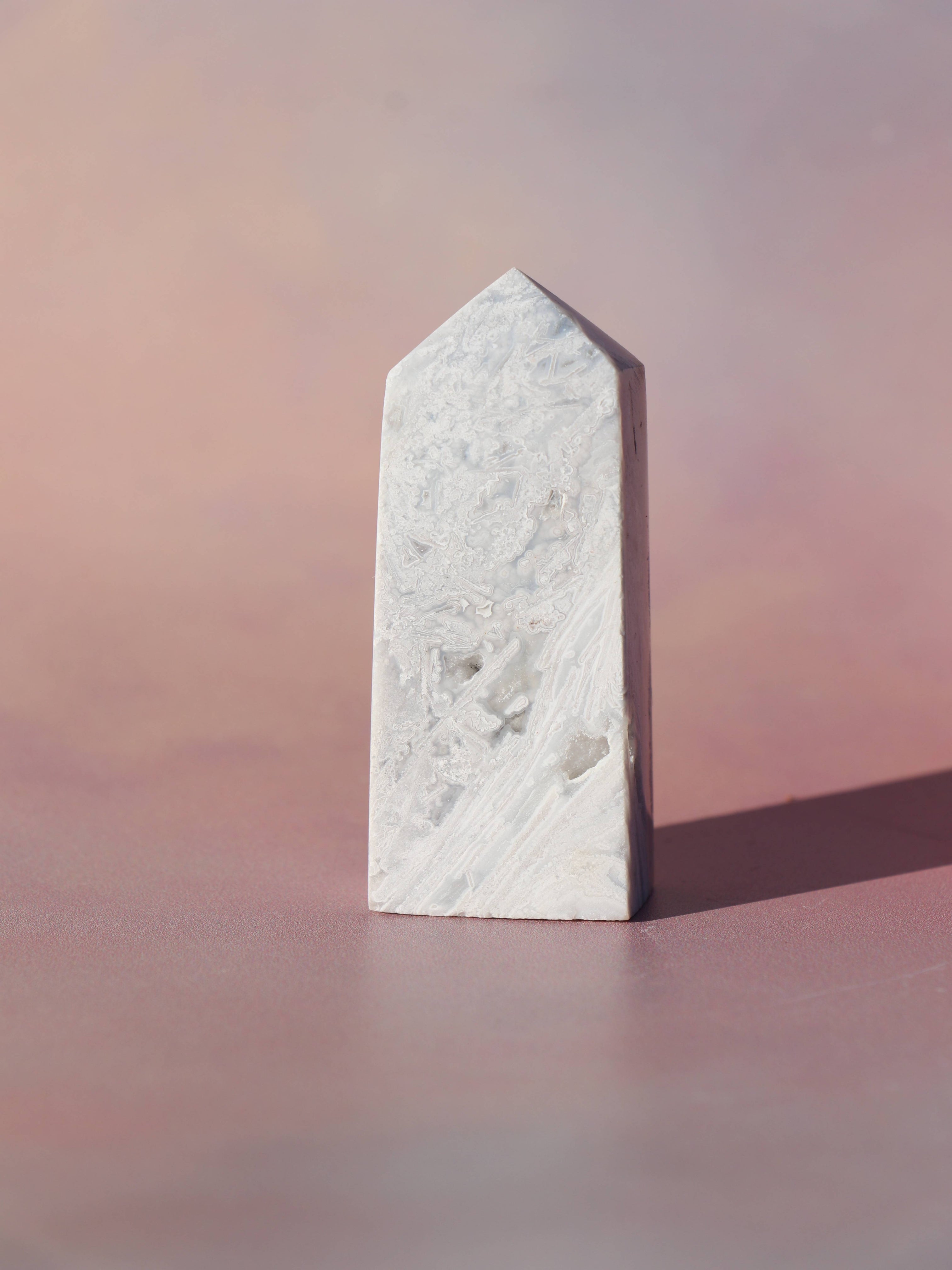White Lace Agat er en smuk, hvid sten med fine bånd, der bringer ro og klarhed til sindet. Den støtter dig i følelsesmæssig balance, indre fred og selvaccept. Brug den til meditation, stresslindring eller som støtte i svære perioder. En perfekt krystal til dig, der ønsker mere lys og lethed i hverdagen.