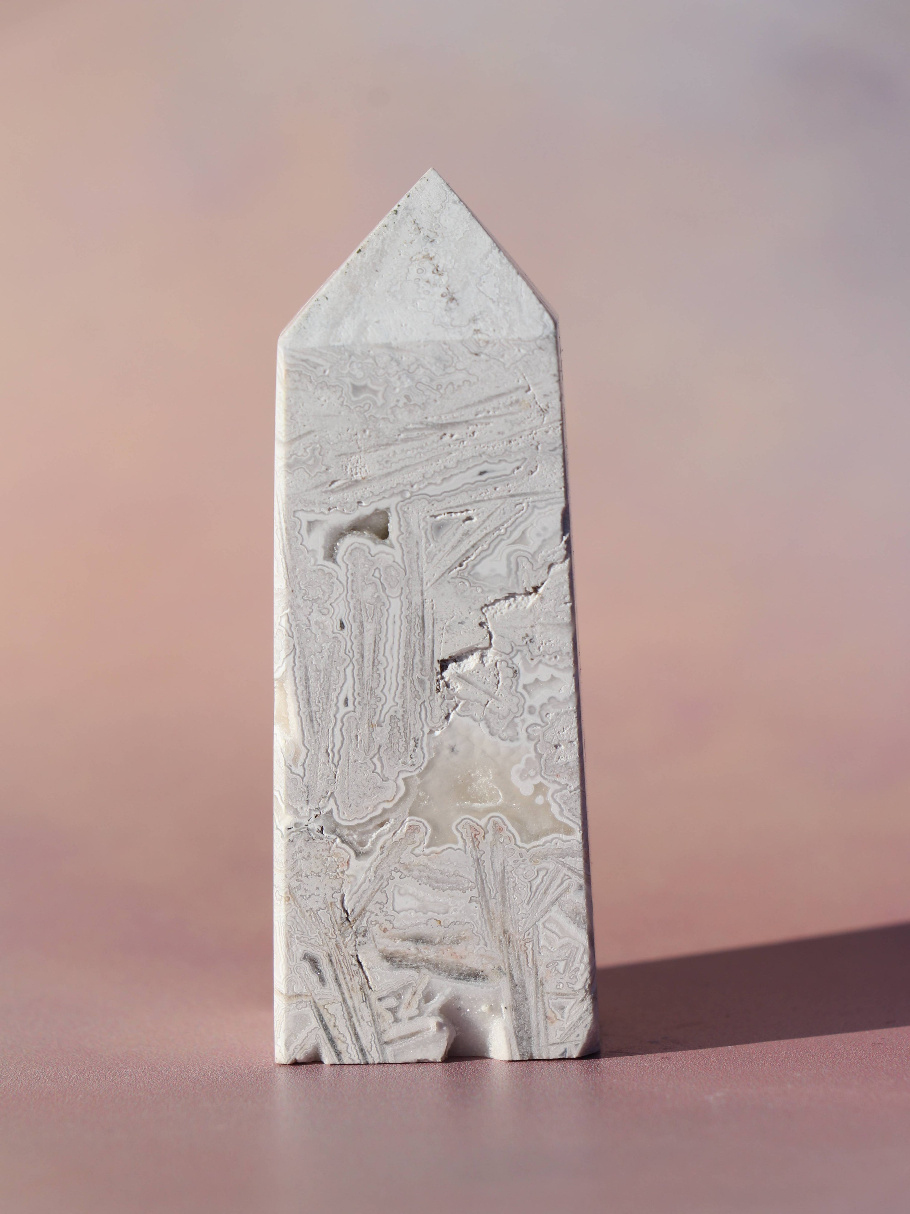 White Lace Agat er en smuk, hvid sten med fine bånd, der bringer ro og klarhed til sindet. Den støtter dig i følelsesmæssig balance, indre fred og selvaccept. Brug den til meditation, stresslindring eller som støtte i svære perioder. En perfekt krystal til dig, der ønsker mere lys og lethed i hverdagen.