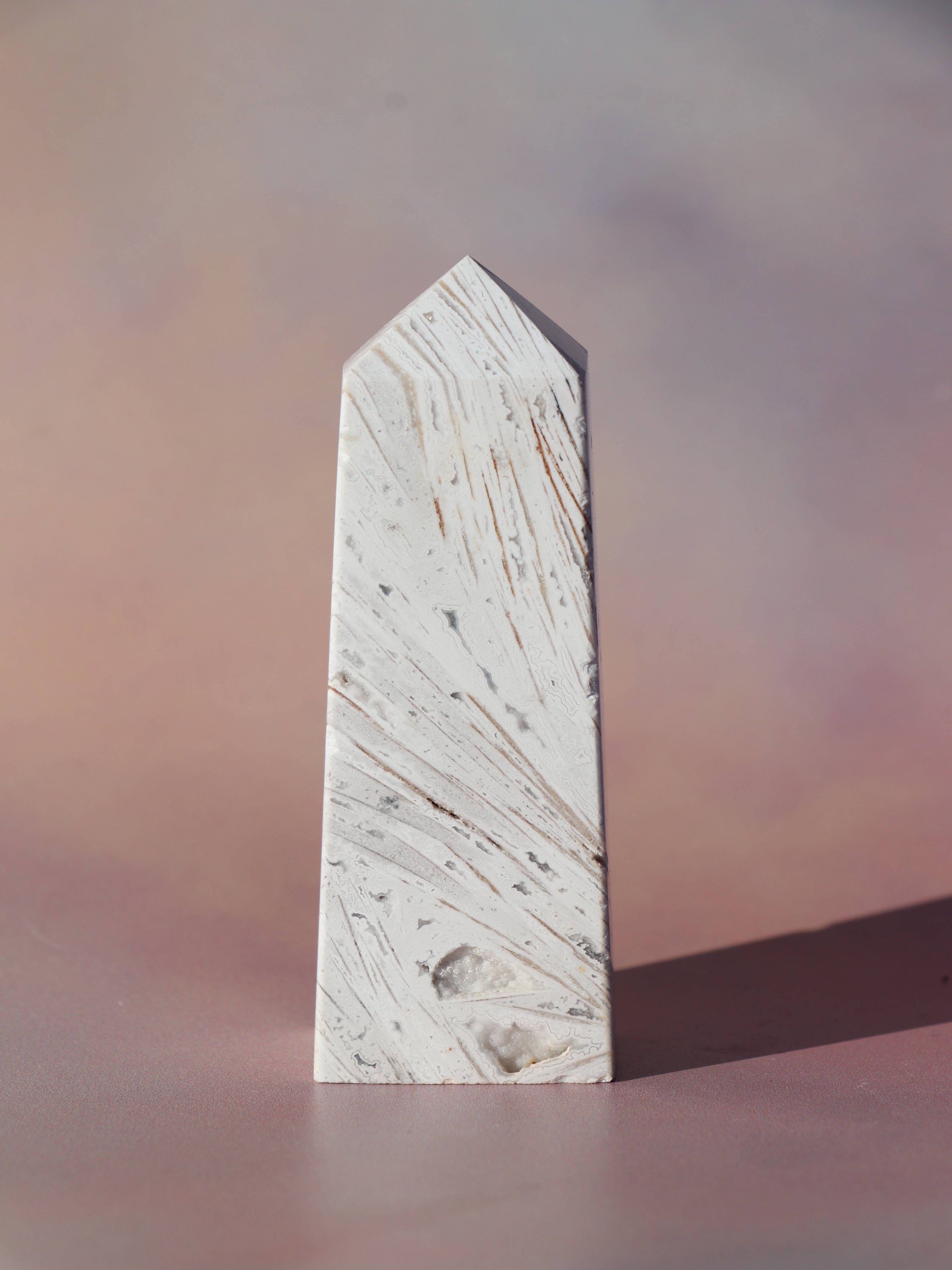 White Lace Agat er en smuk, hvid sten med fine bånd, der bringer ro og klarhed til sindet. Den støtter dig i følelsesmæssig balance, indre fred og selvaccept. Brug den til meditation, stresslindring eller som støtte i svære perioder. En perfekt krystal til dig, der ønsker mere lys og lethed i hverdagen.
