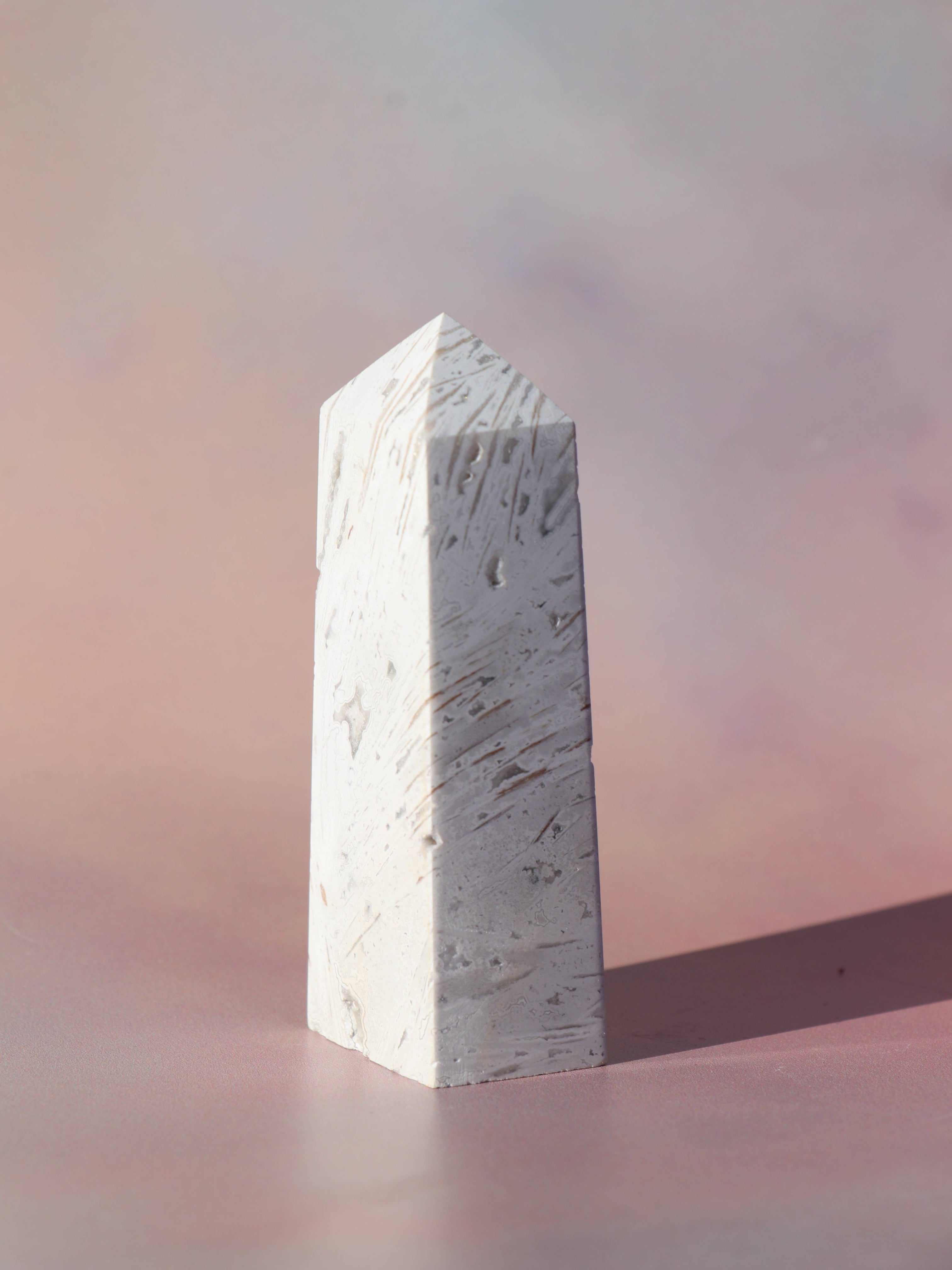 White Lace Agat er en smuk, hvid sten med fine bånd, der bringer ro og klarhed til sindet. Den støtter dig i følelsesmæssig balance, indre fred og selvaccept. Brug den til meditation, stresslindring eller som støtte i svære perioder. En perfekt krystal til dig, der ønsker mere lys og lethed i hverdagen.