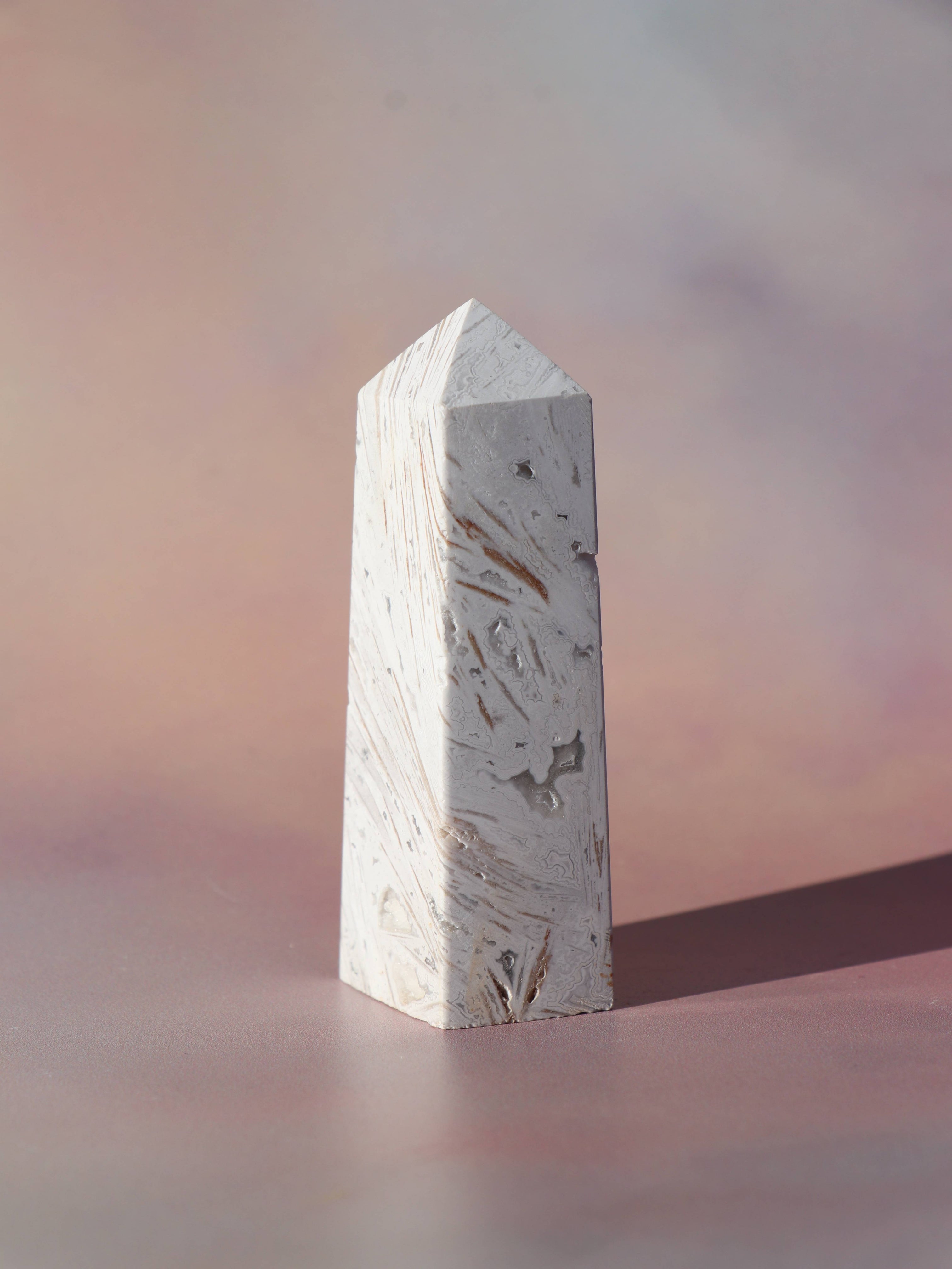 White Lace Agat er en smuk, hvid sten med fine bånd, der bringer ro og klarhed til sindet. Den støtter dig i følelsesmæssig balance, indre fred og selvaccept. Brug den til meditation, stresslindring eller som støtte i svære perioder. En perfekt krystal til dig, der ønsker mere lys og lethed i hverdagen.